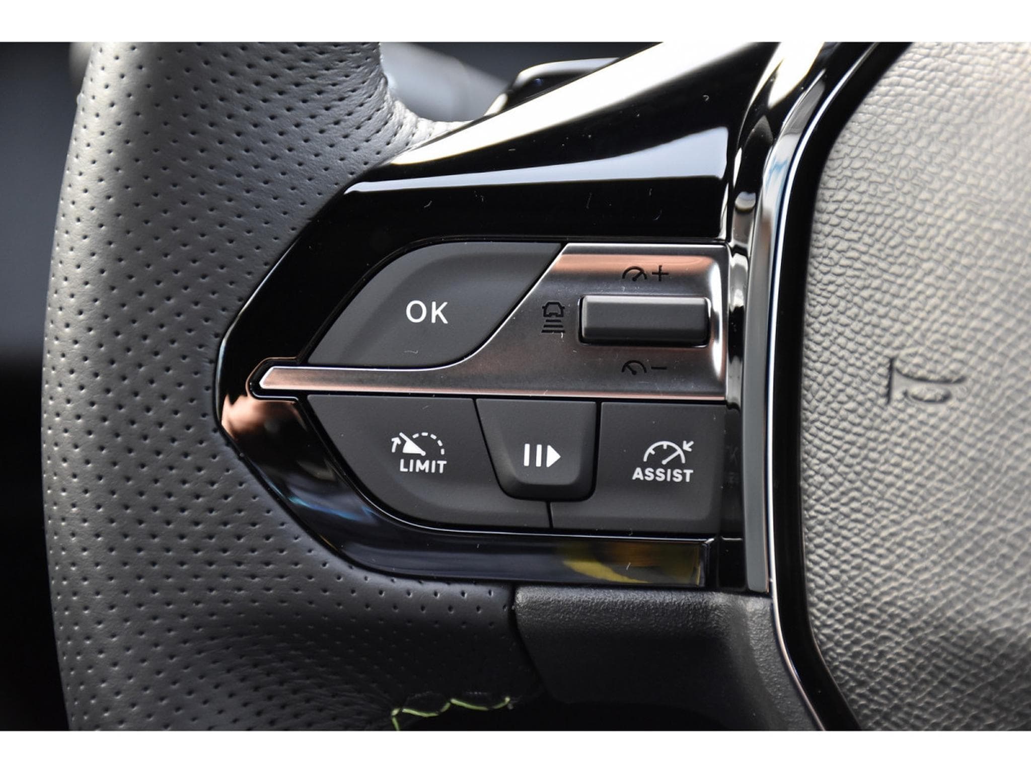 Peugeot 308 1.5 BlueHDI GT EAT8 REGUL GPS LANE CAM NEUVE (2025) - Photo 18