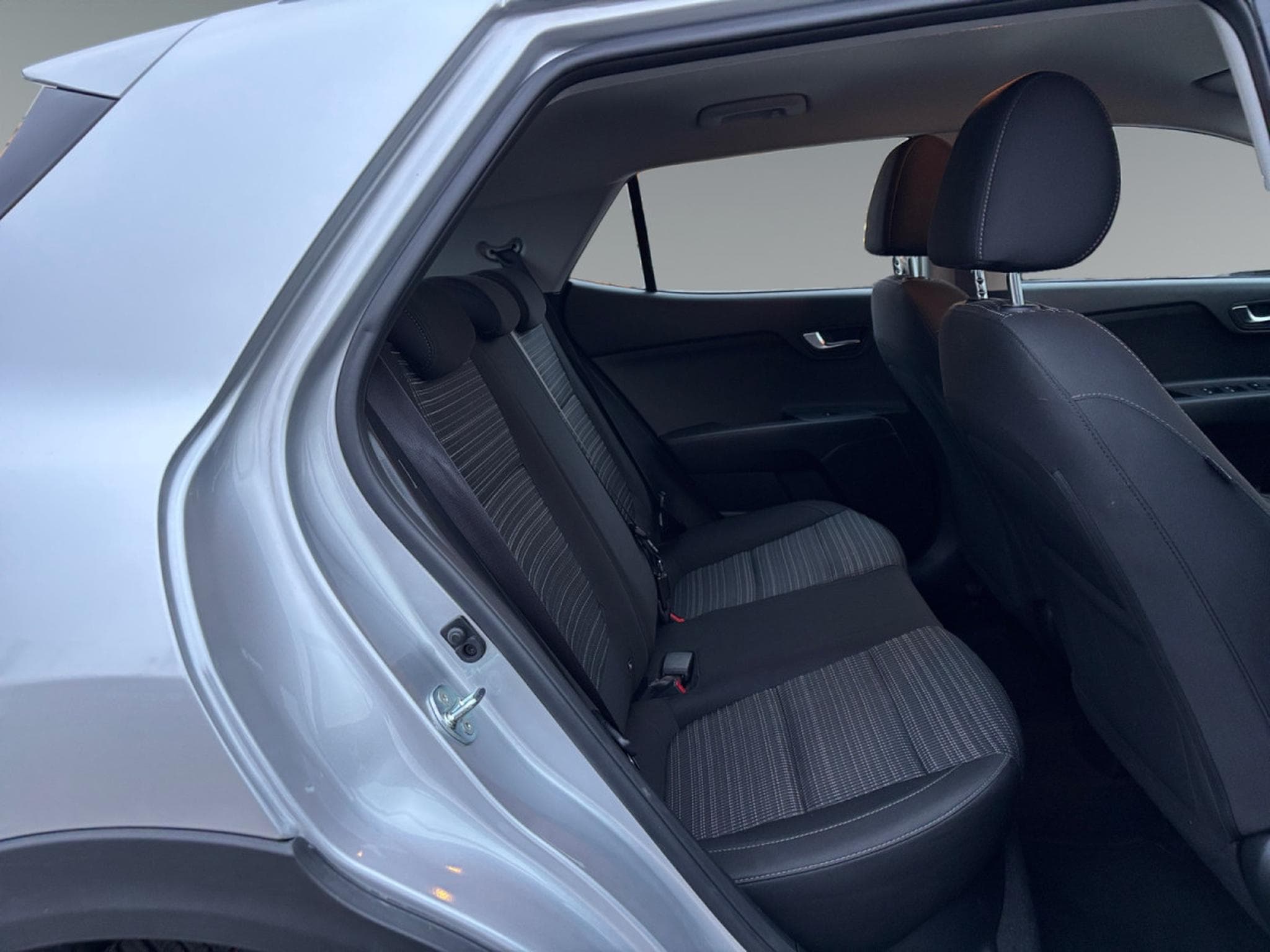 Kia Stonic Pulse 1.0T ISG (2024) - Foto 13