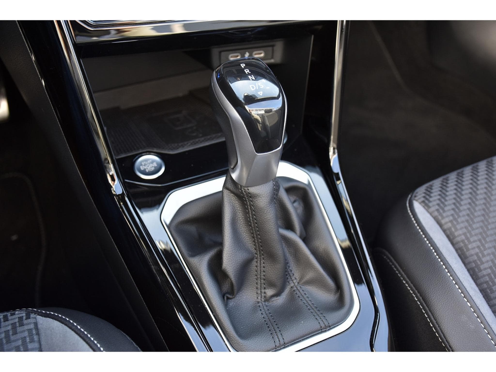 VW T-Roc Cabrio 1.5 TSI R-Line DSG ACC TRAVEL SIDE KEYLESS PARK 1° M. (2025) - Photo 19