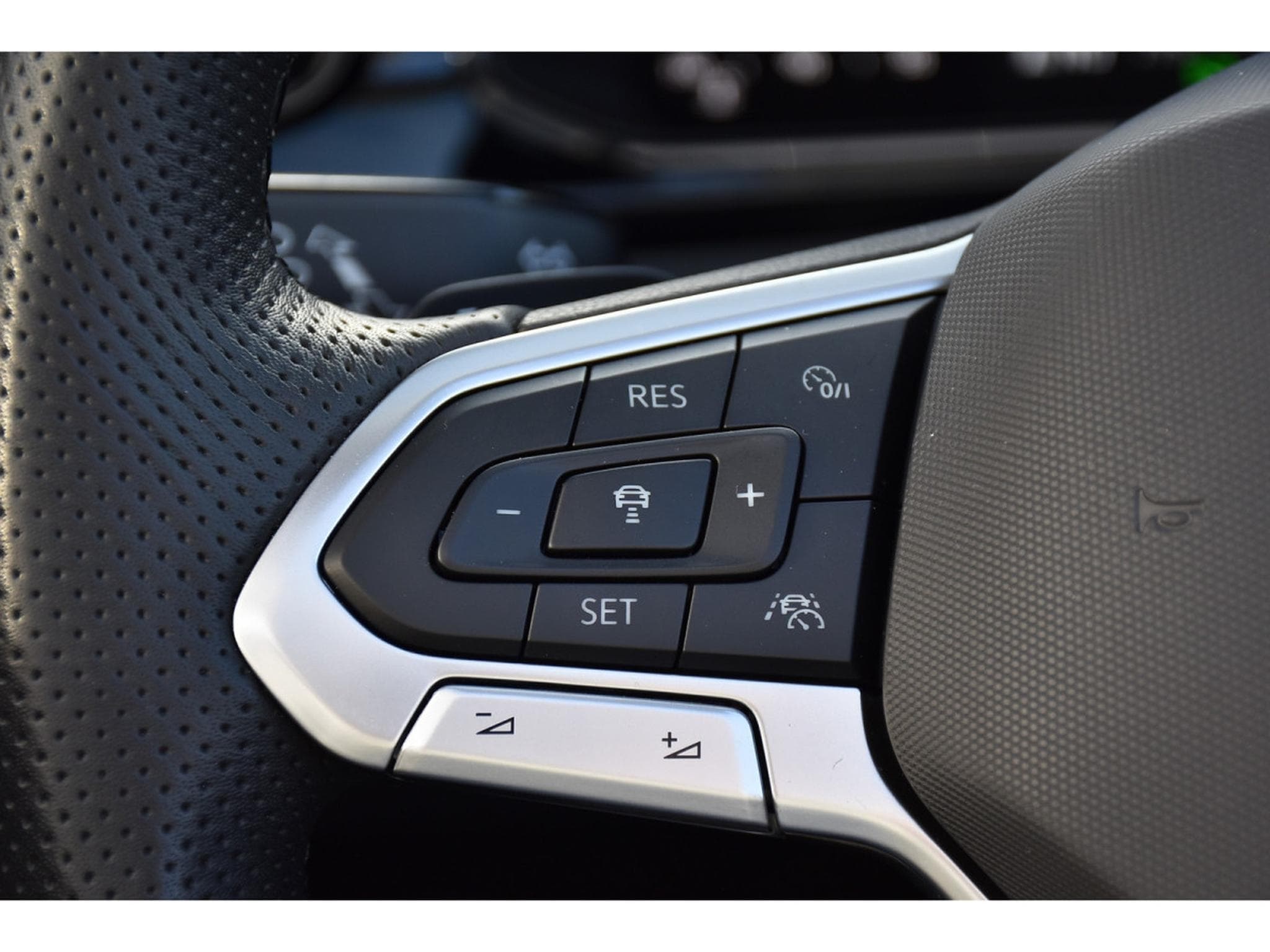 VW T-Roc Cabrio 1.5 TSI R-Line DSG ACC TRAVEL SIDE KEYLESS PARK 1° M. (2025) - Photo 21