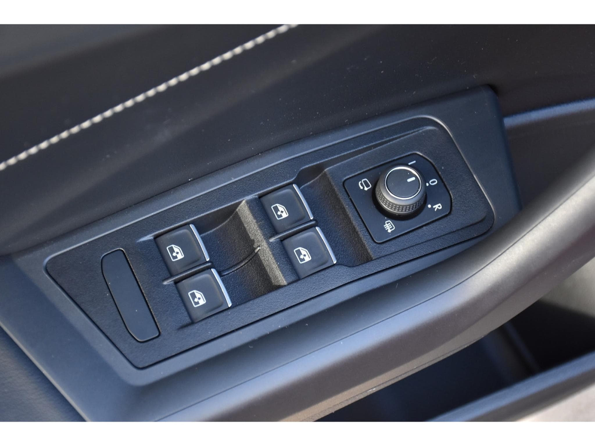 VW T-Roc Cabrio 1.5 TSI R-Line DSG ACC TRAVEL SIDE KEYLESS PARK 1° M. (2025) - Photo 23