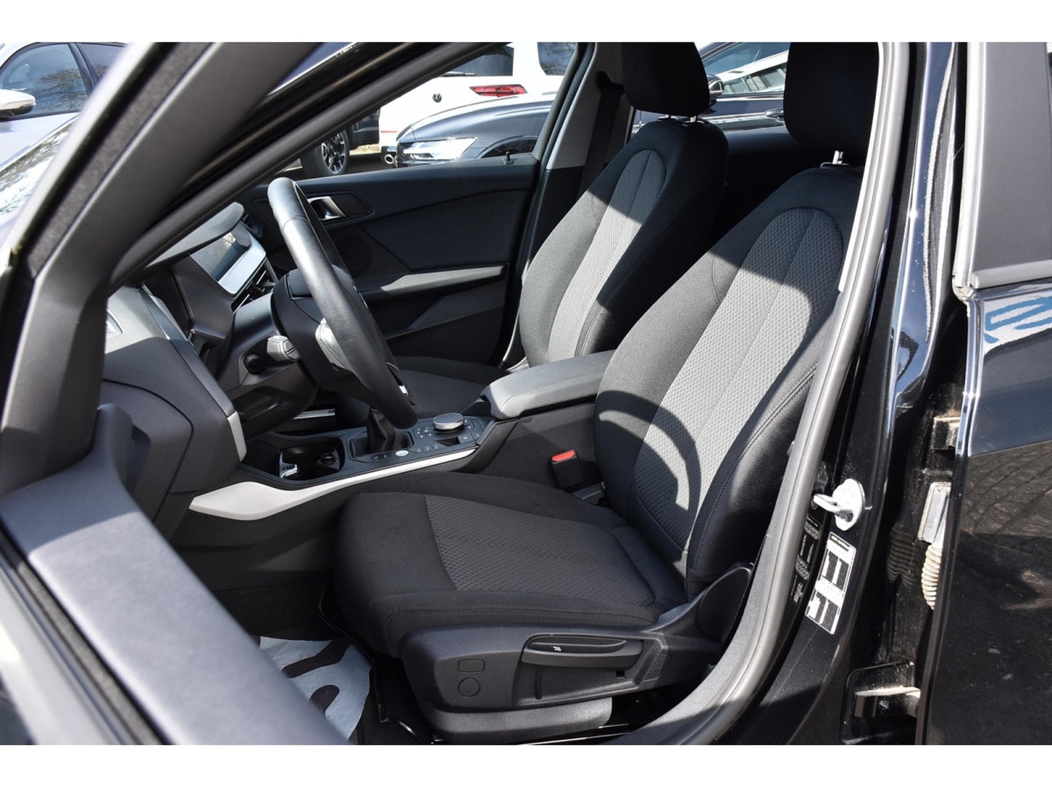 BMW 118 i CLIMA REGUL LANE LED PDC 1° MAIN (2022) - Photo 6