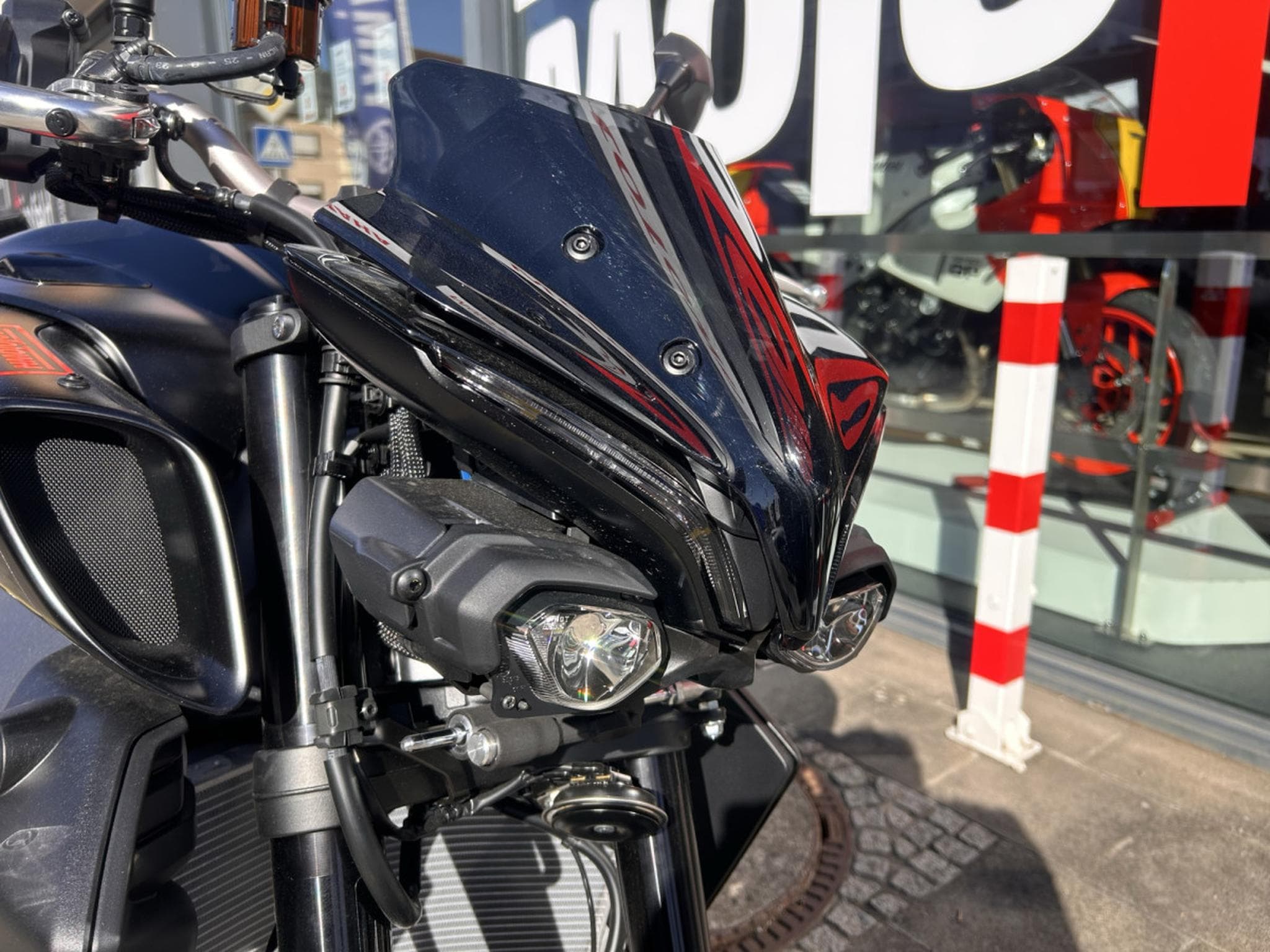 Yamaha MT10 AKRAPOVIC (2025) - Foto 8