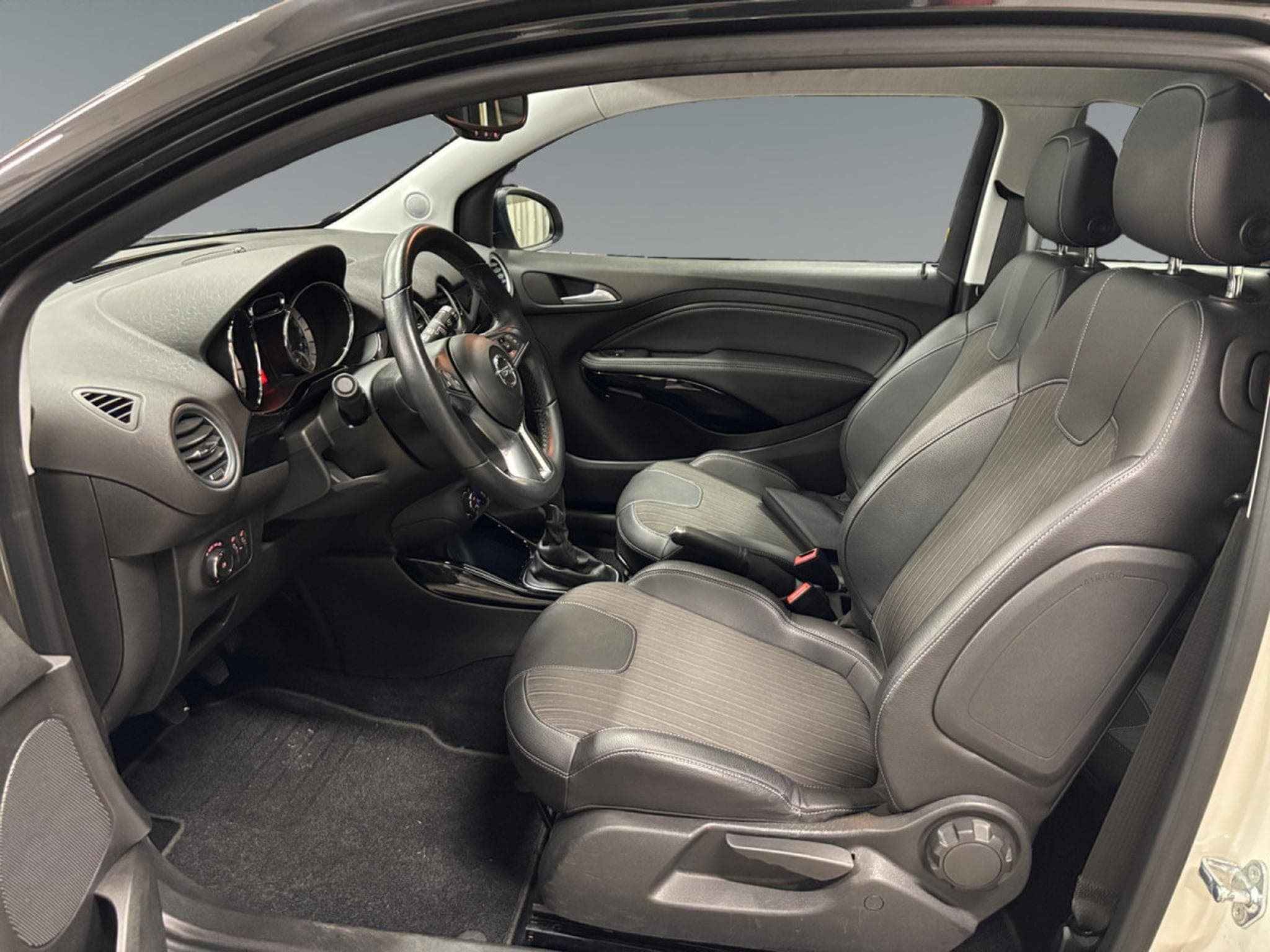 Opel Adam 1.0 Turbo Black Jack (2016) - Photo 9