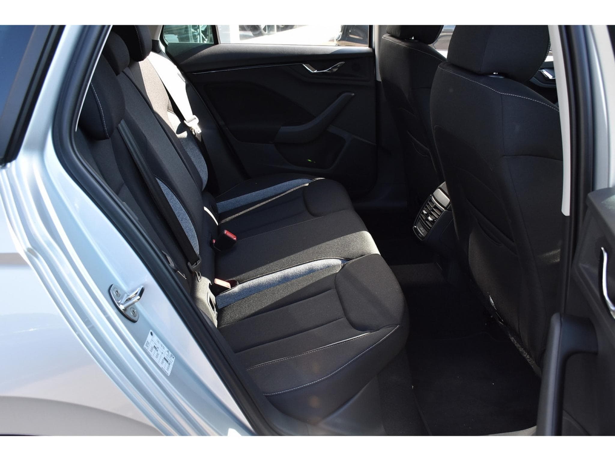 Skoda Kamiq 1.0 TSI 116 DSG Black Dots SG CHFF REGUL LANE LED NEUF (2025) - Photo 8