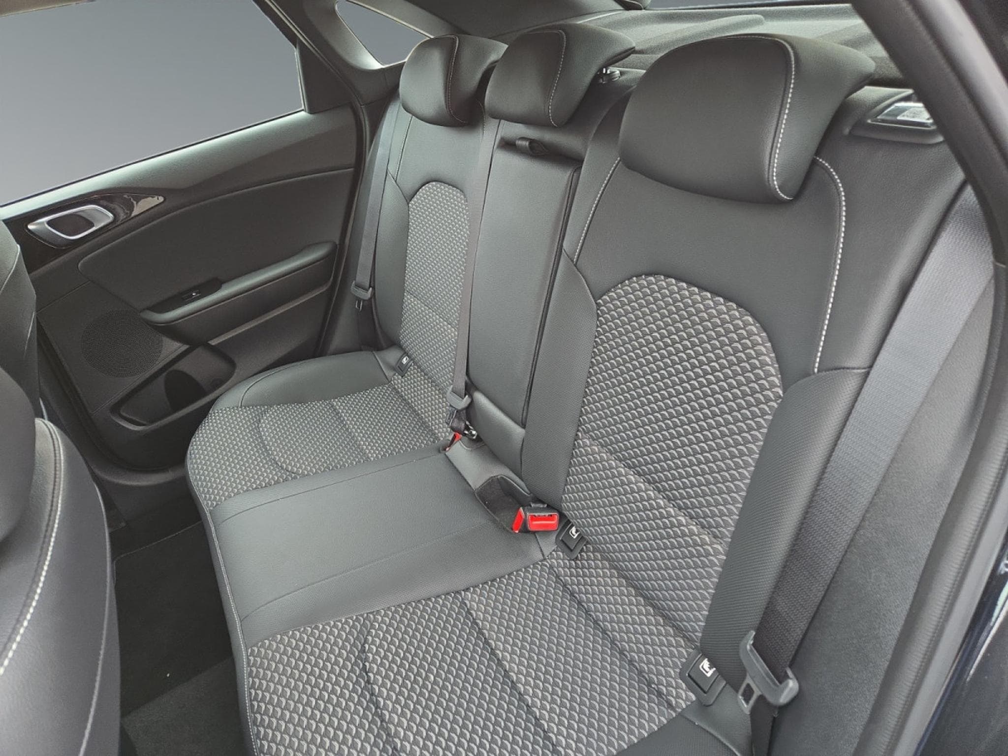 Kia Ceed Pulse 1.0 T-GDi 100 MHEV DCT7 (2025) - Foto 15