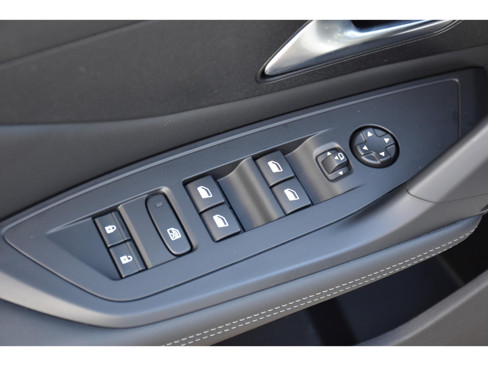 Peugeot 408 1.6 PHEV Hybride EAT8 Allure GPS LANE CAM360 1° MAIN (2024) - Photo 22