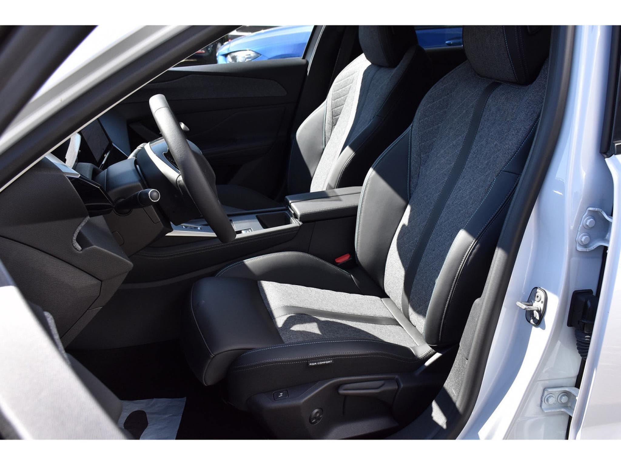 Peugeot 408 1.6 PHEV Hybride EAT8 Allure GPS LANE CAM360 1° MAIN (2024) - Photo 5