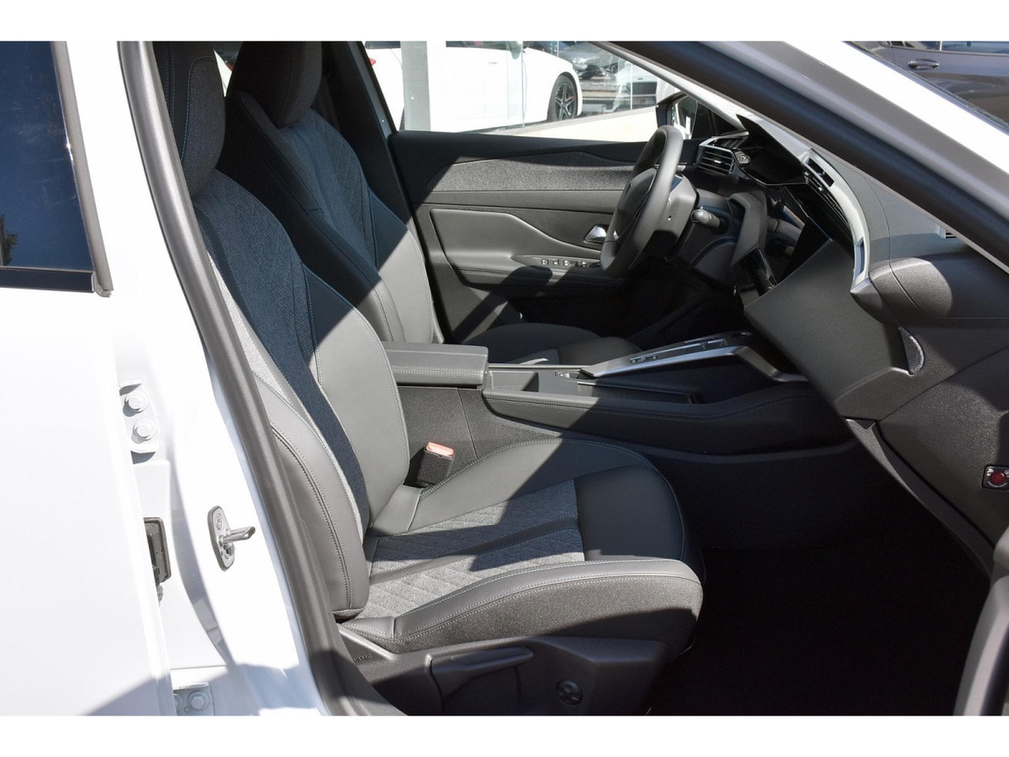 Peugeot 408 1.6 PHEV Hybride EAT8 Allure GPS LANE CAM360 1° MAIN (2024) - Photo 6