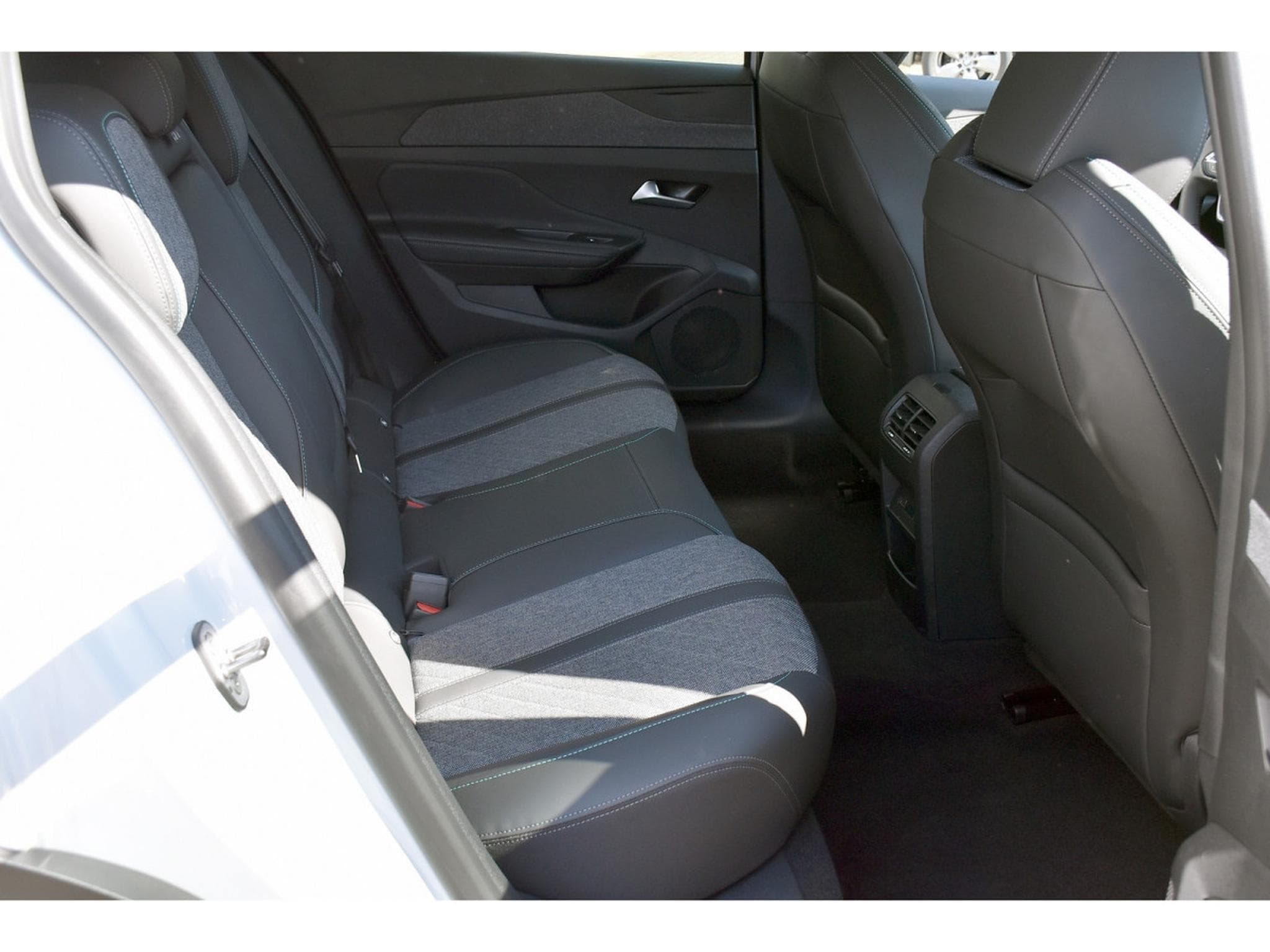 Peugeot 408 1.6 PHEV Hybride EAT8 Allure GPS LANE CAM360 1° MAIN (2024) - Photo 7