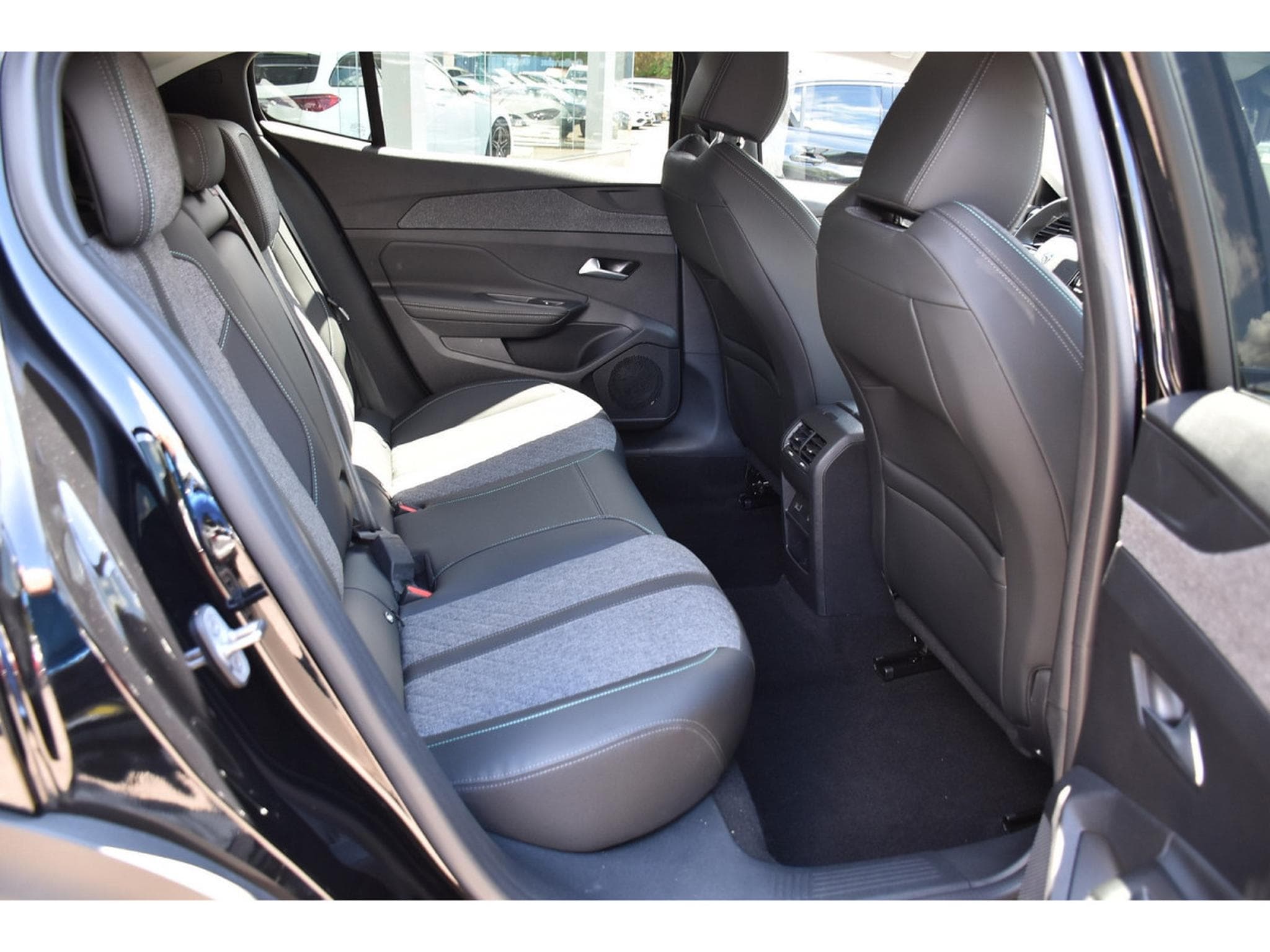 Peugeot 408 1.2 PureTech Allure EAT8 SG CHFF LANE CAM360 JA19 1° MAIN (2024) - Foto 8