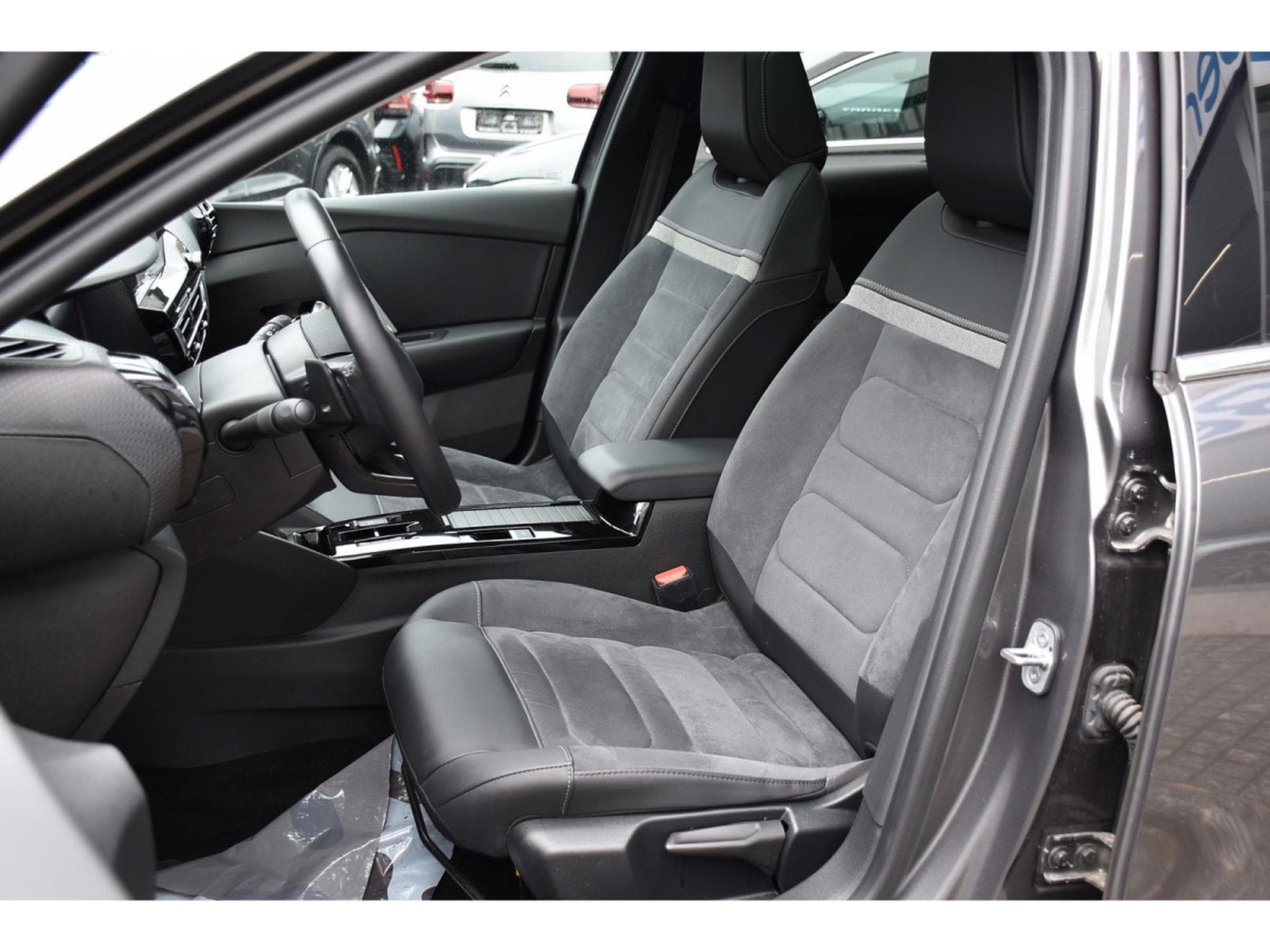 Citroën C4 X 1.2 PureTech Shine EAT8 TOIT PANO CUIR ACC SIDE CAM 1° MAIN (2023) - Foto 6