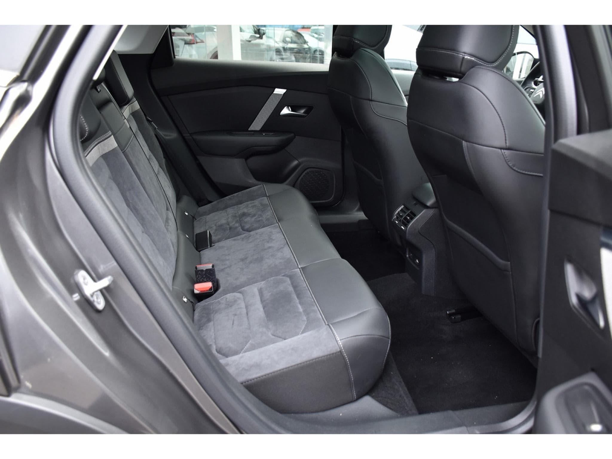 Citroën C4 X 1.2 PureTech Shine EAT8 TOIT PANO CUIR ACC SIDE CAM 1° MAIN (2023) - Foto 8