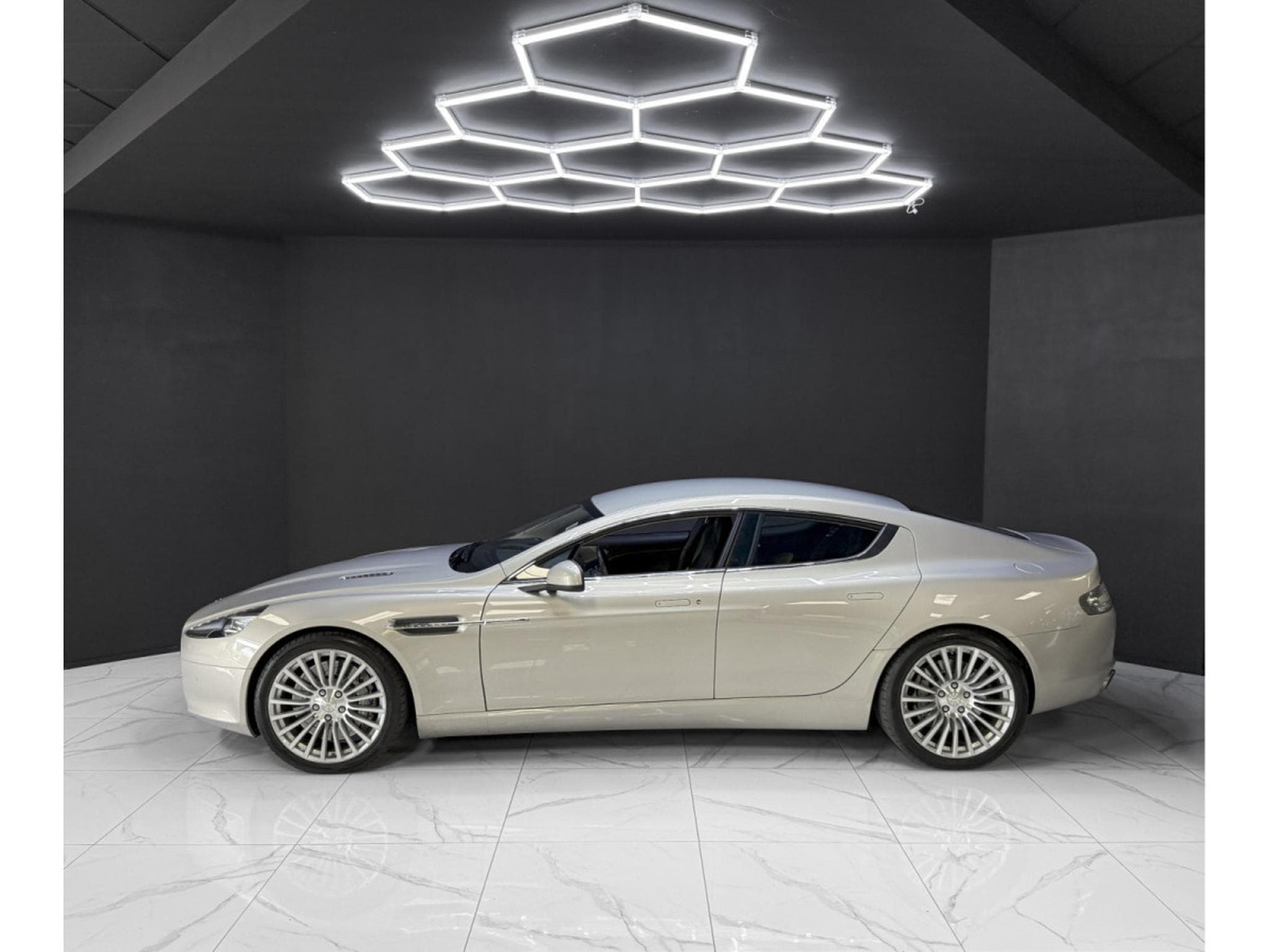 Aston-Martin Rapide V12 6.0 477ch (2011) - Photo 2