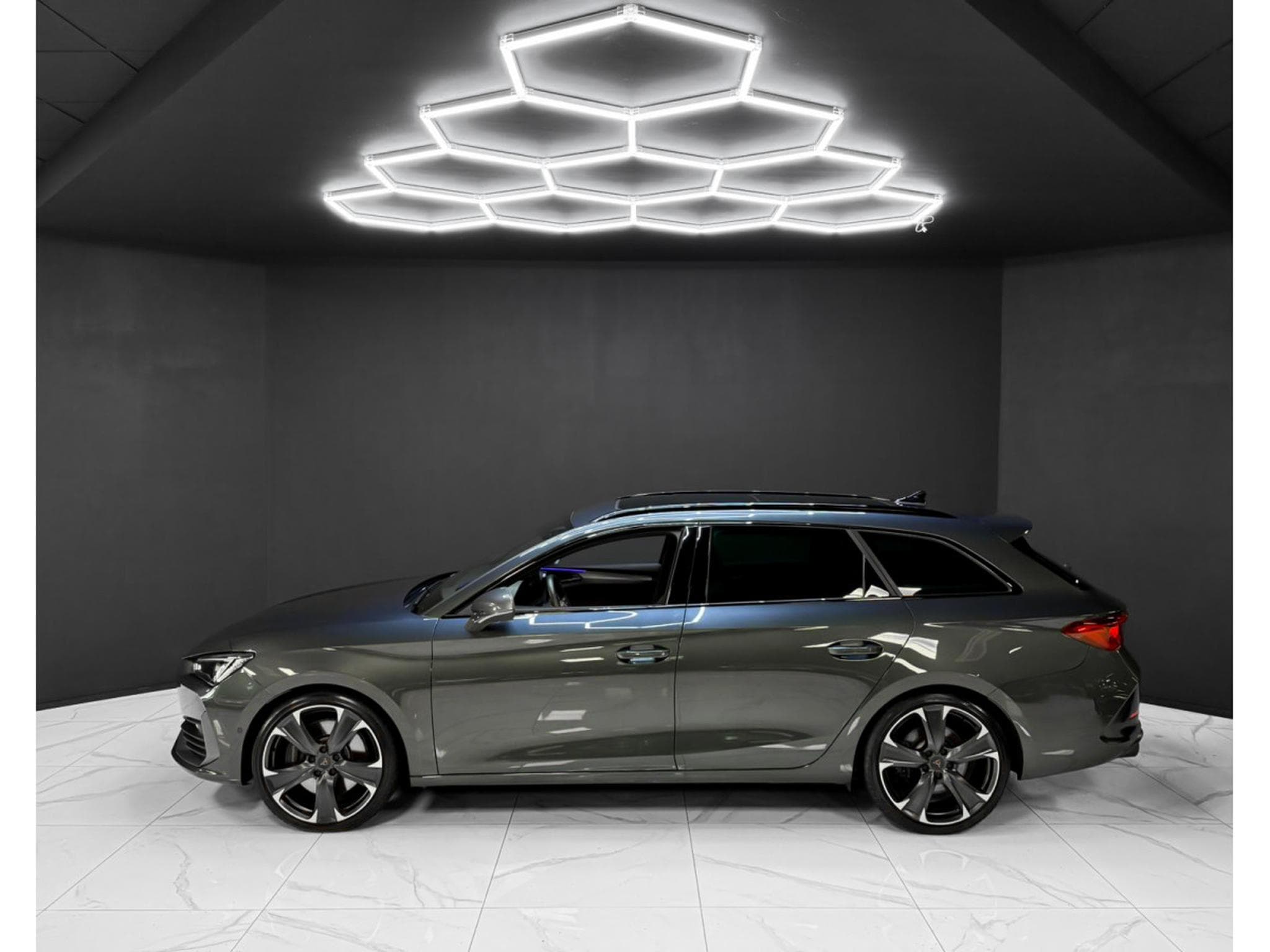 Cupra Leon 2.0 TSI Sportstourer VZ (2024) - Photo 2