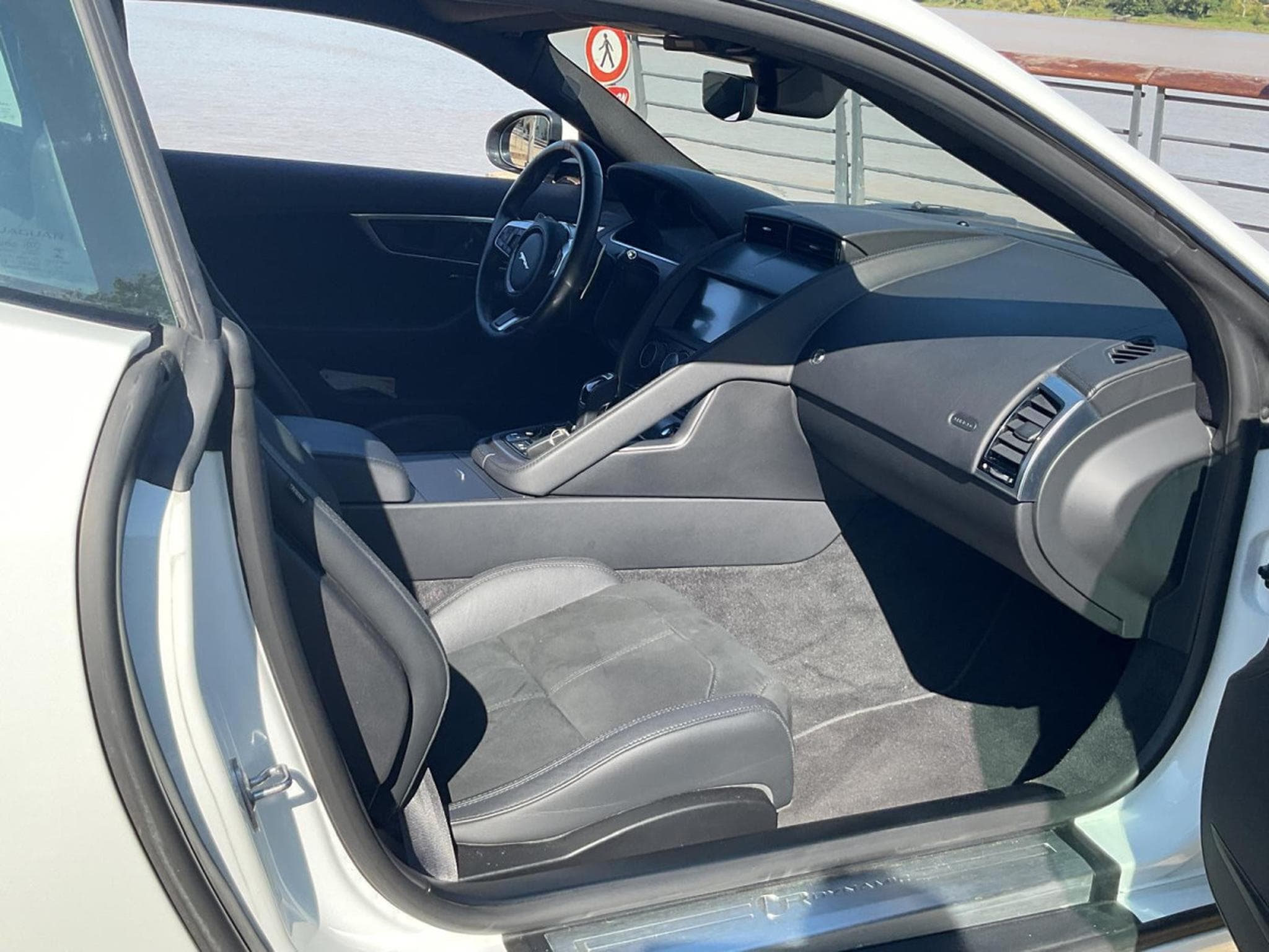 Jaguar F-Type F-Type Coupe P300 R-Dynamic (2020) - Photo 10