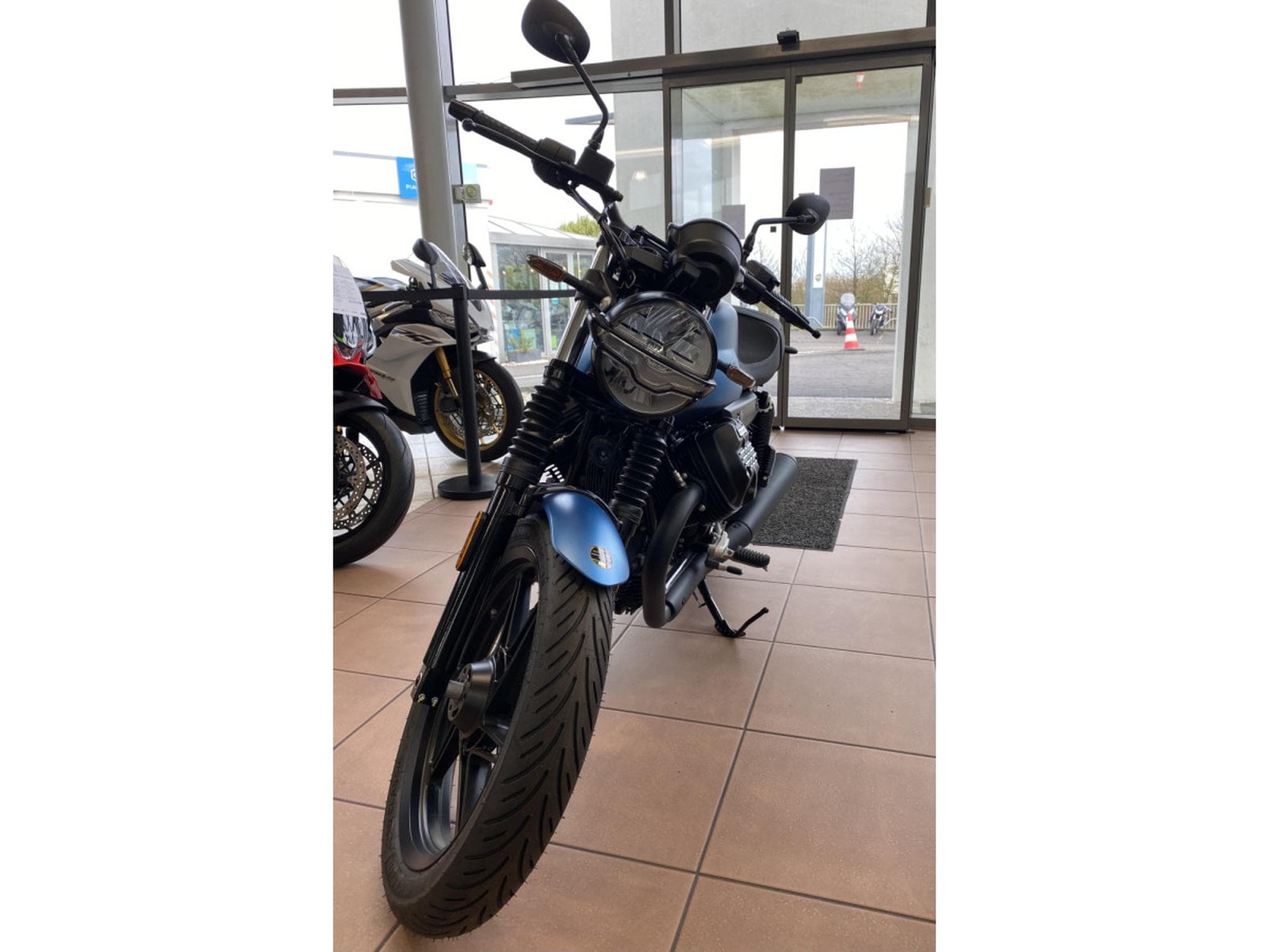 Moto Guzzi V7 Stone (2026) - Photo 2