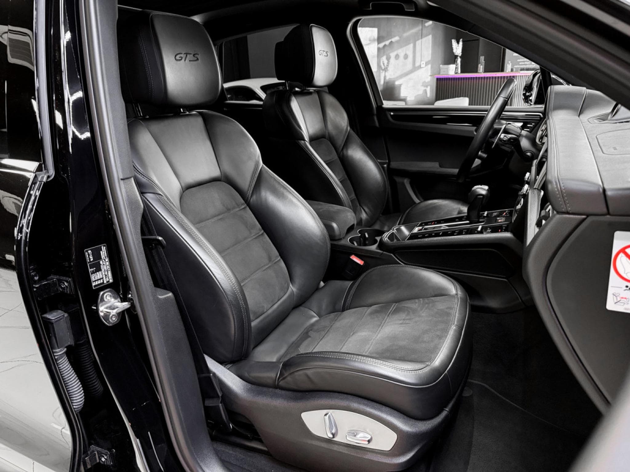 Porsche Macan III GTS (2021) - Photo 14