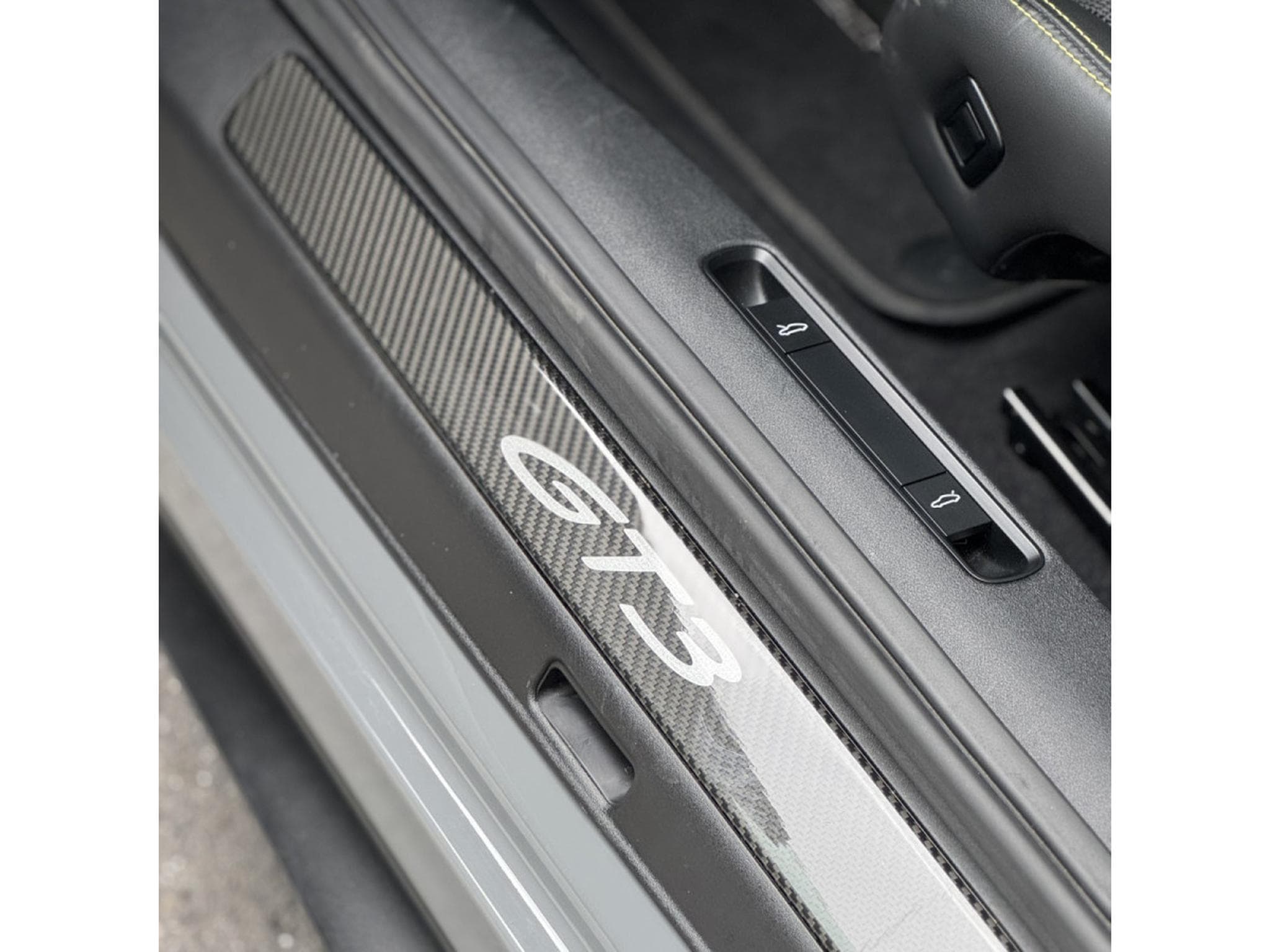 Porsche 911 GT3 TOURING (2023) - Photo 21