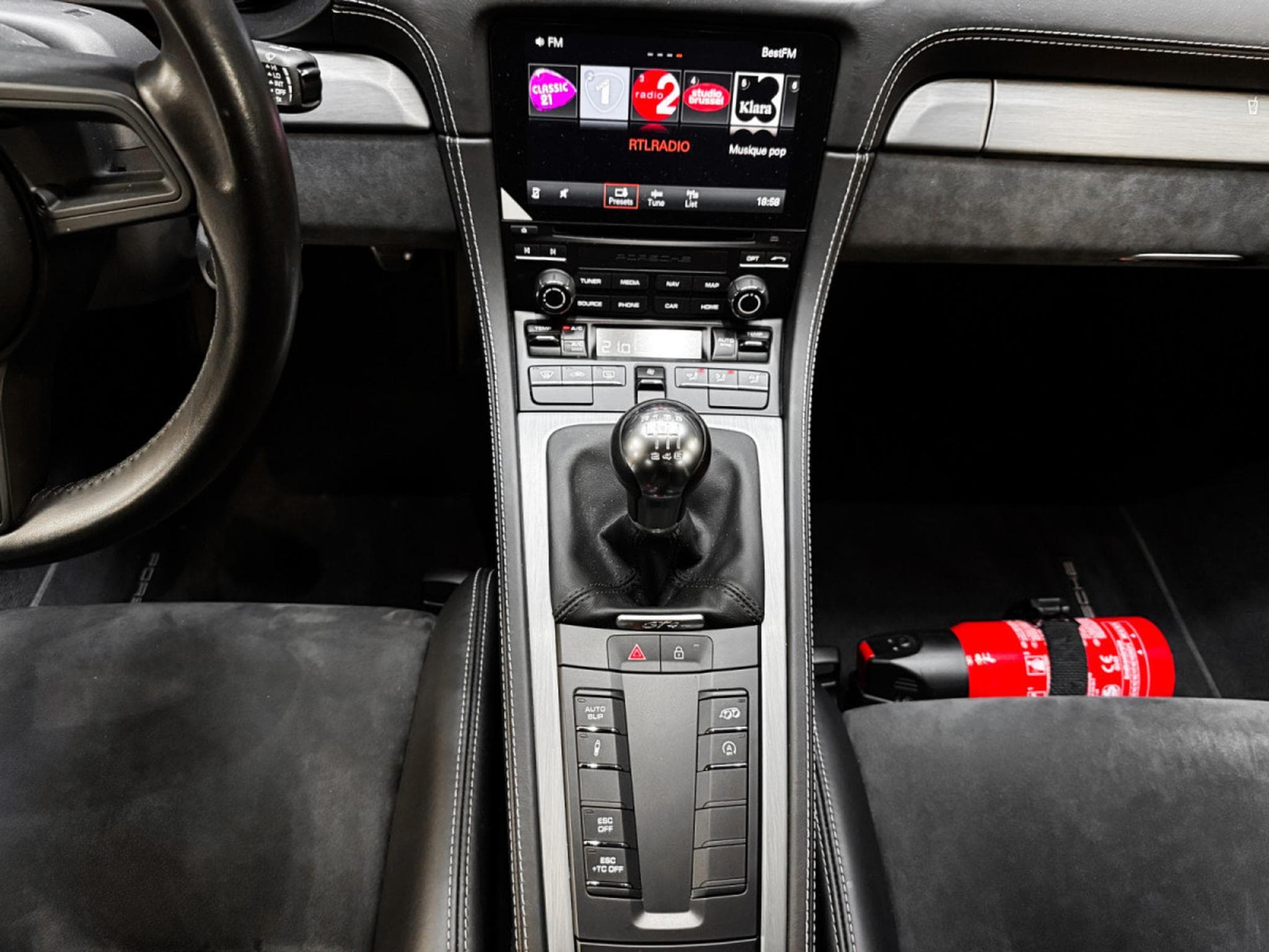 Porsche Cayman 718 GT4 (2020) - Photo 12