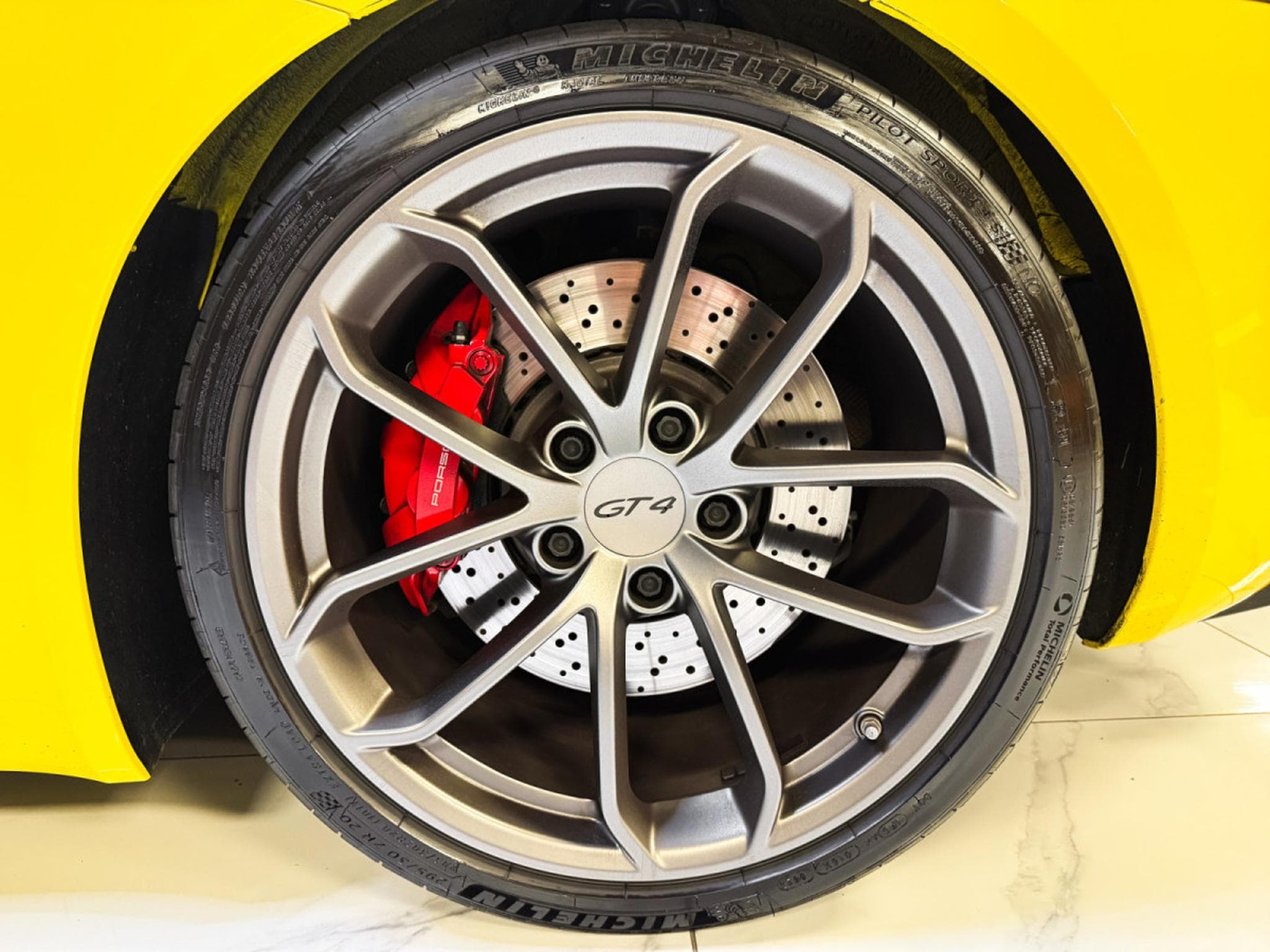 Porsche Cayman 718 GT4 (2020) - Photo 15