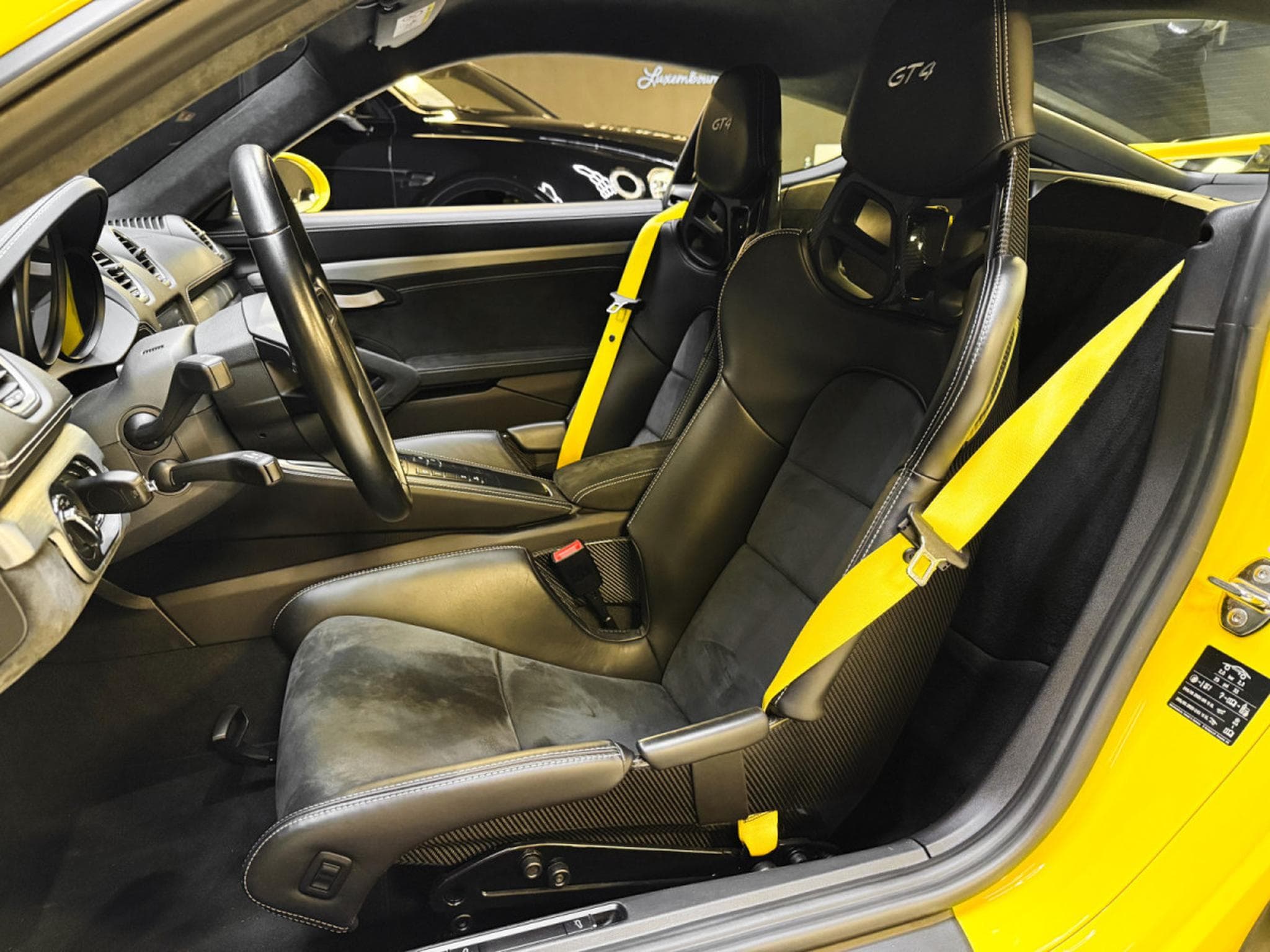 Porsche Cayman 718 GT4 (2020) - Photo 9