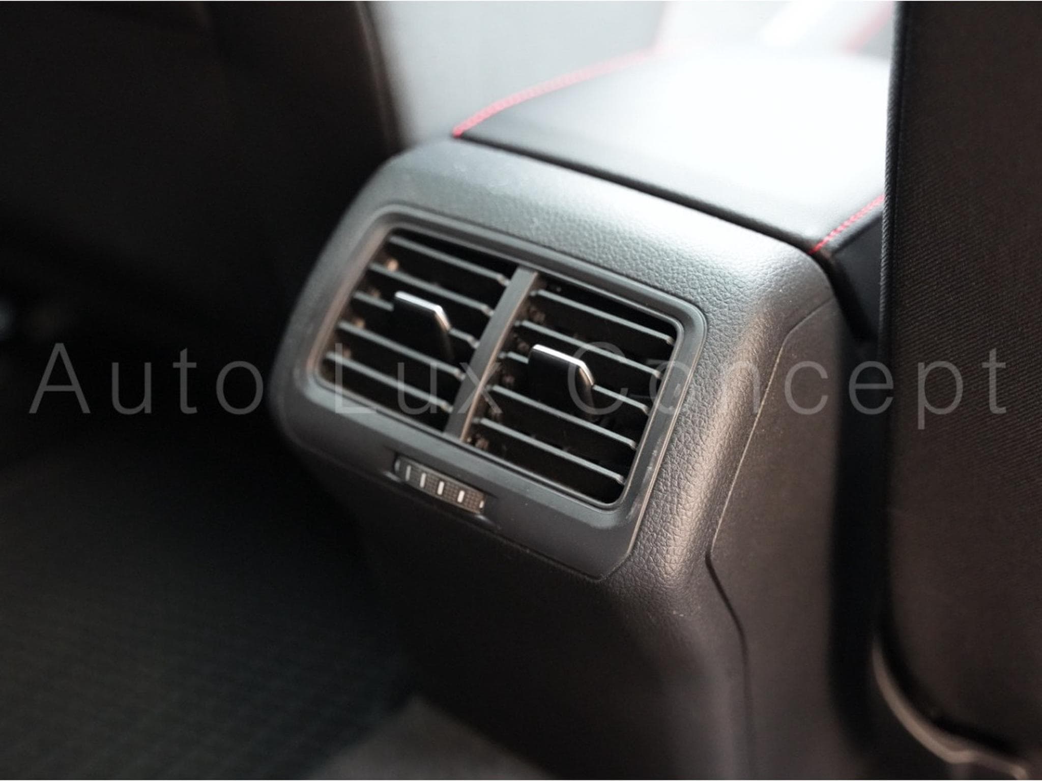 VW Golf GTI TCR 2.0 TSI 290ch DSG7 (2019) - Photo 28