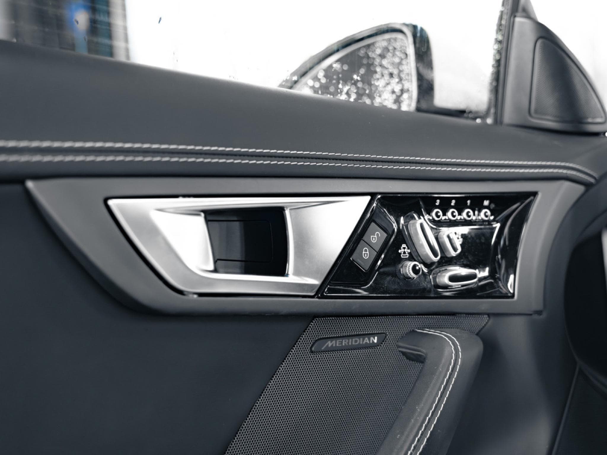 Jaguar F-Type F-Type R 5.0 V8 Supercharged essence (2014) - Photo 18