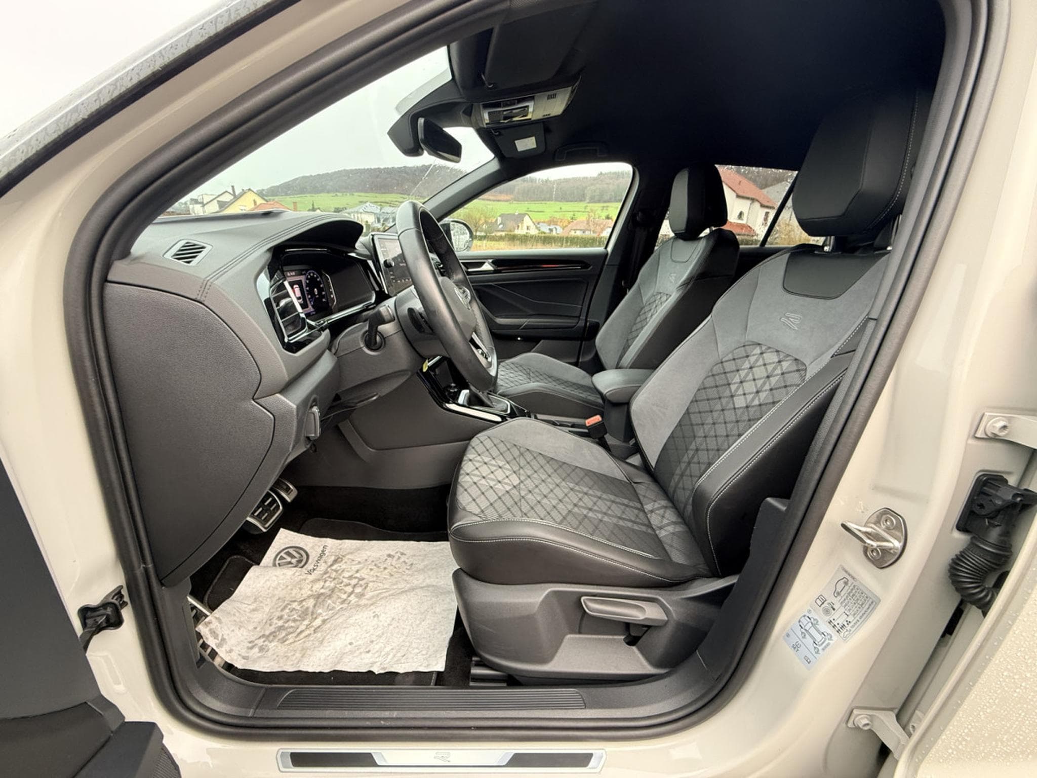 VW T-Roc R-Line 1.5 TSI 150 cv Boîte à double embrayage 7 vitesses (2024) - Photo 3