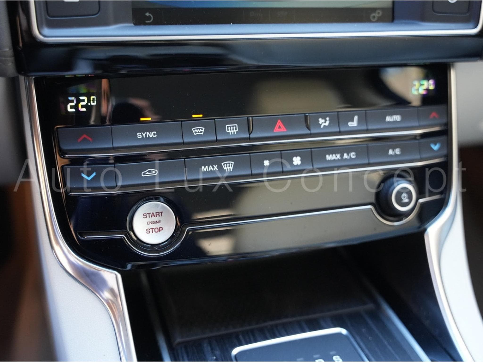 Jaguar XE Portfolio 20t (2016) - Photo 20