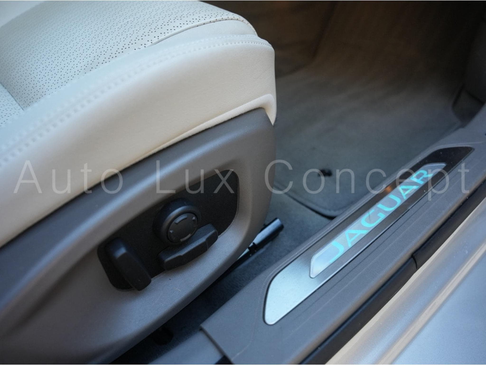 Jaguar XE Portfolio 20t (2016) - Photo 22