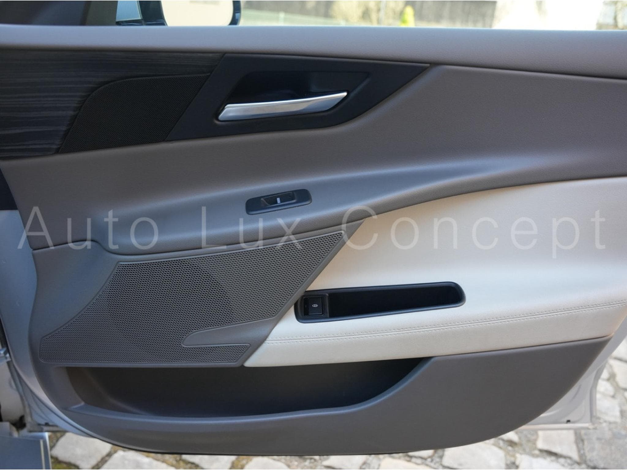 Jaguar XE Portfolio 20t (2016) - Photo 29