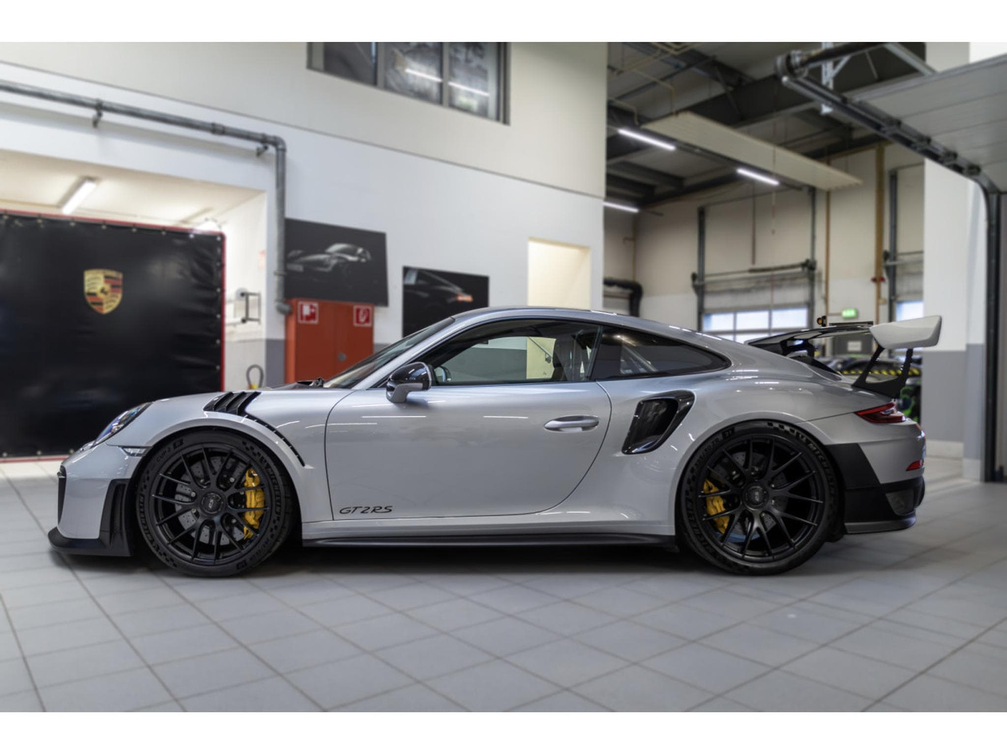 Porsche 911 GT2 RS (2018) - Photo 3