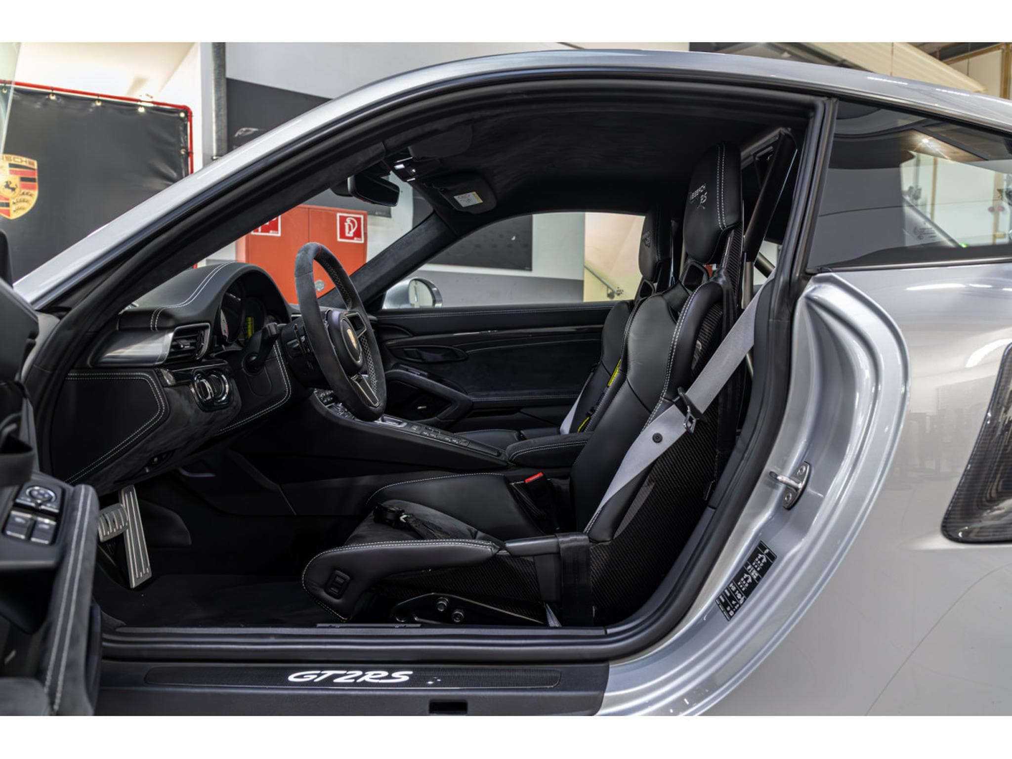 Porsche 911 GT2 RS (2018) - Photo 7