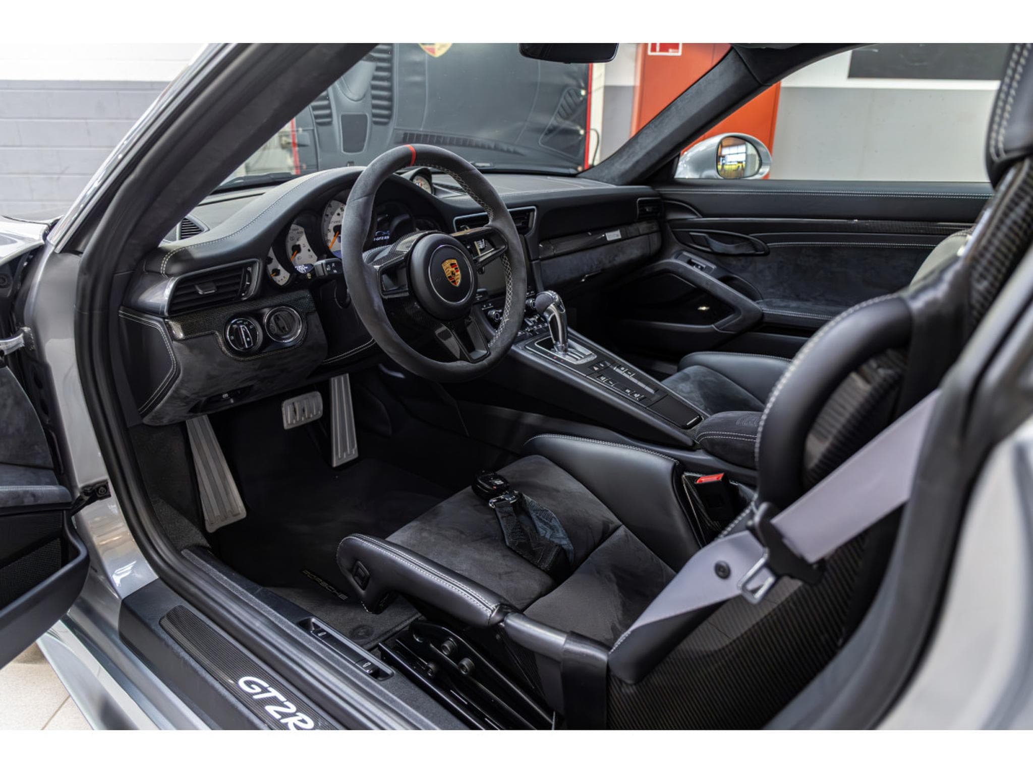 Porsche 911 GT2 RS (2018) - Photo 8