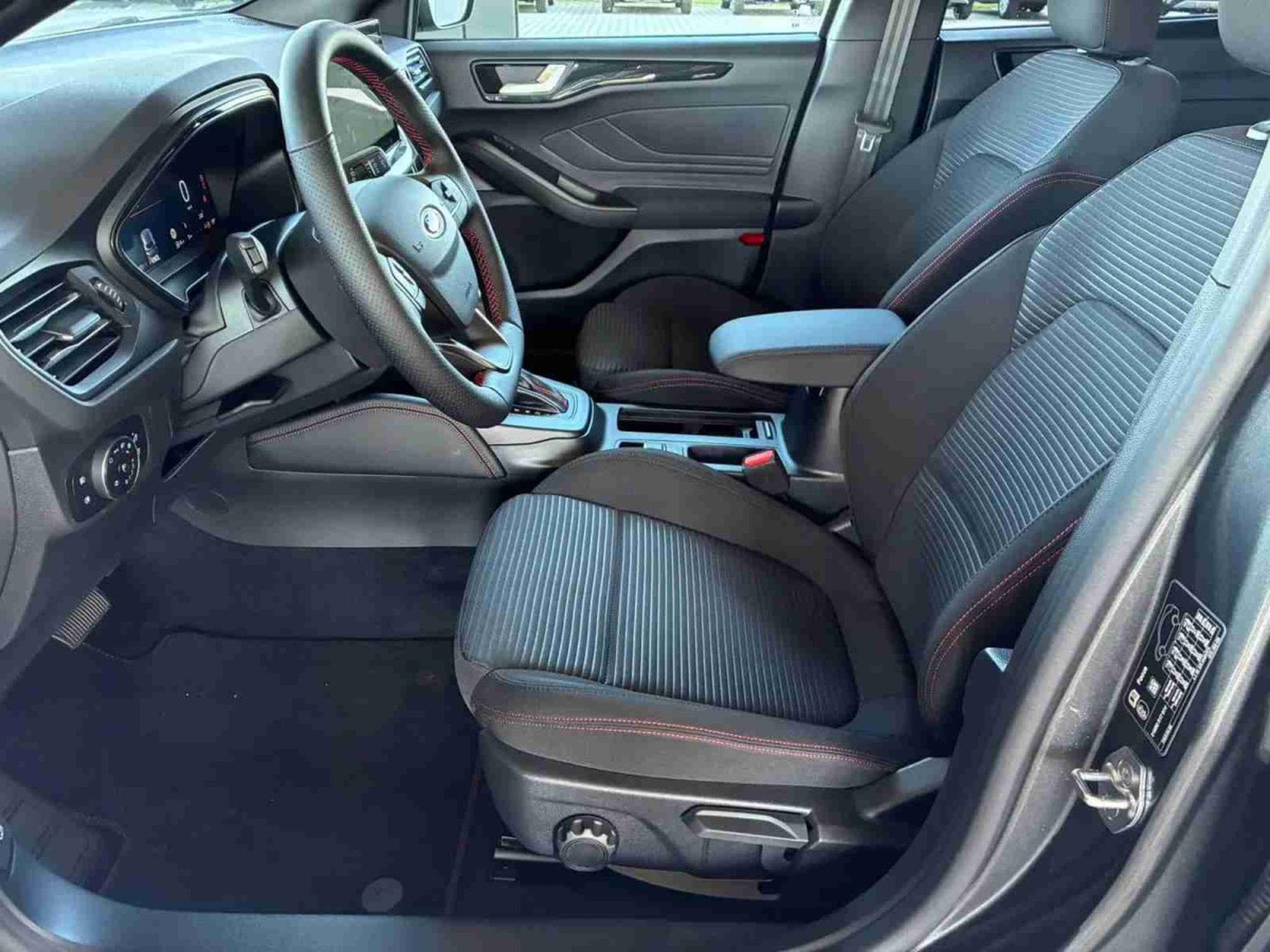 Ford Focus 1.0i Ecoboost 155 AT St-Line X (2025) - Photo 7