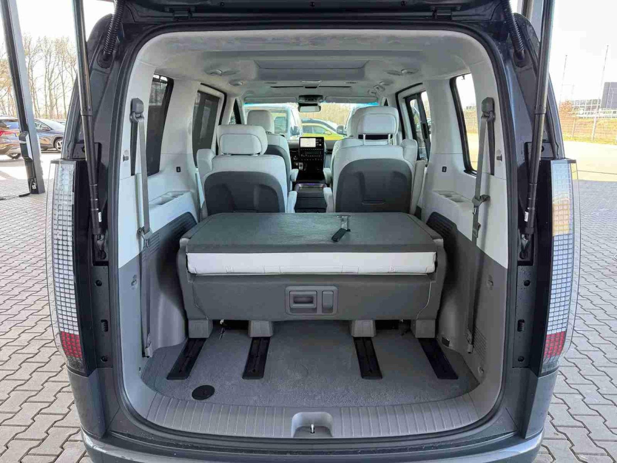 Hyundai Staria 1.6 T-GDI HEV 225 Luxury (2025) - Photo 10