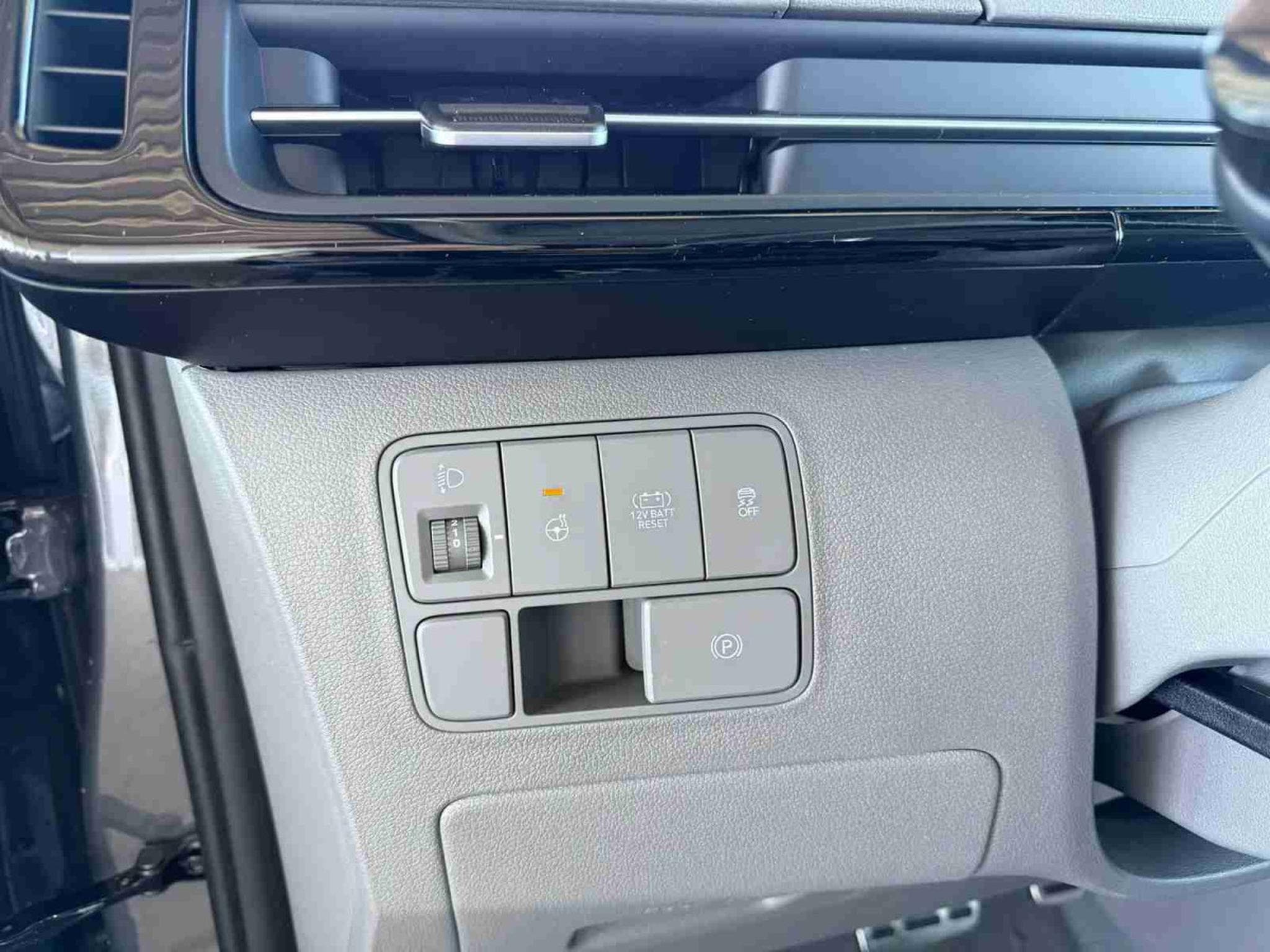 Hyundai Staria 1.6 T-GDI HEV 225 Luxury (2025) - Photo 18