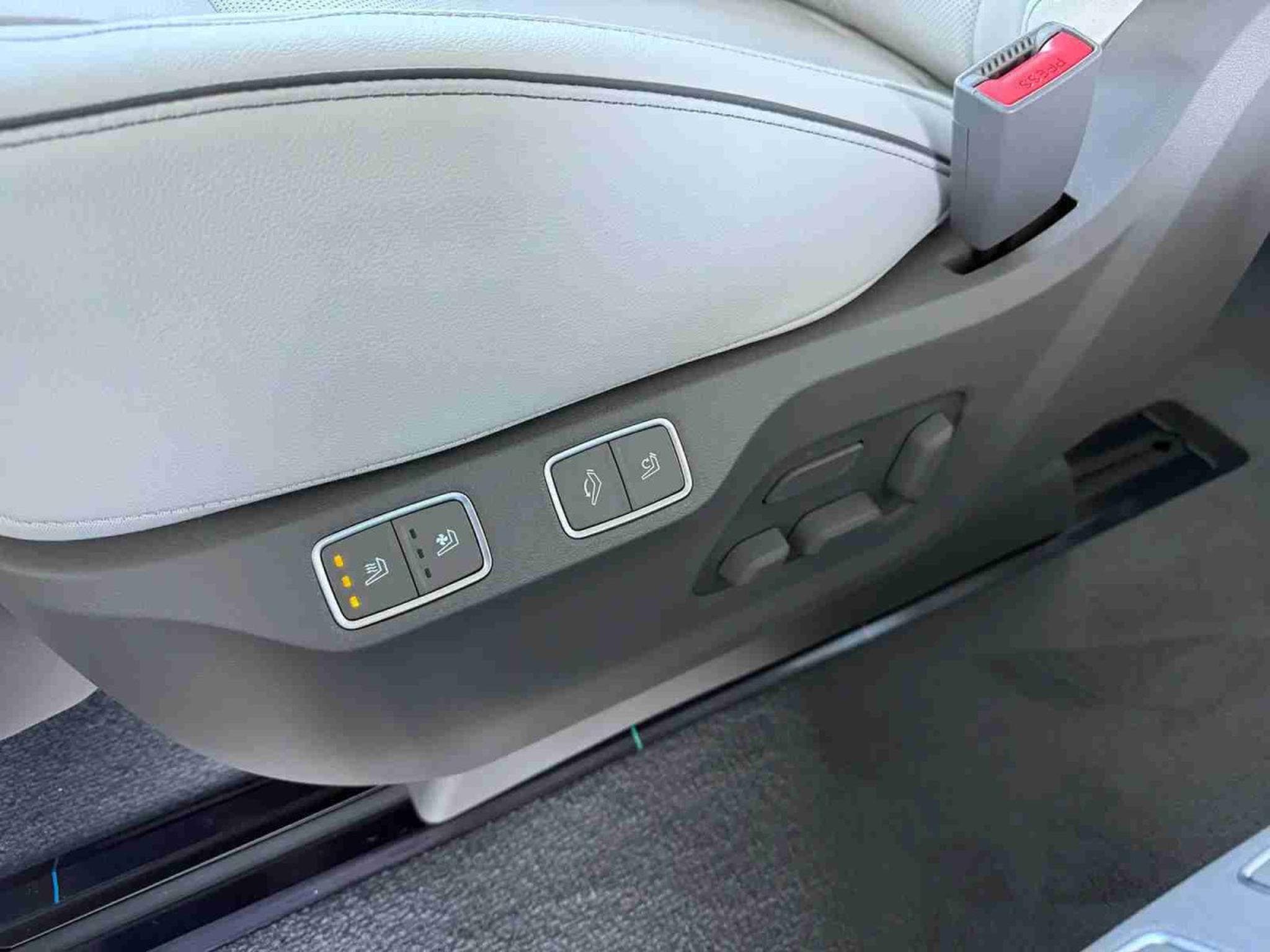 Hyundai Staria 1.6 T-GDI HEV 225 Luxury (2025) - Photo 24