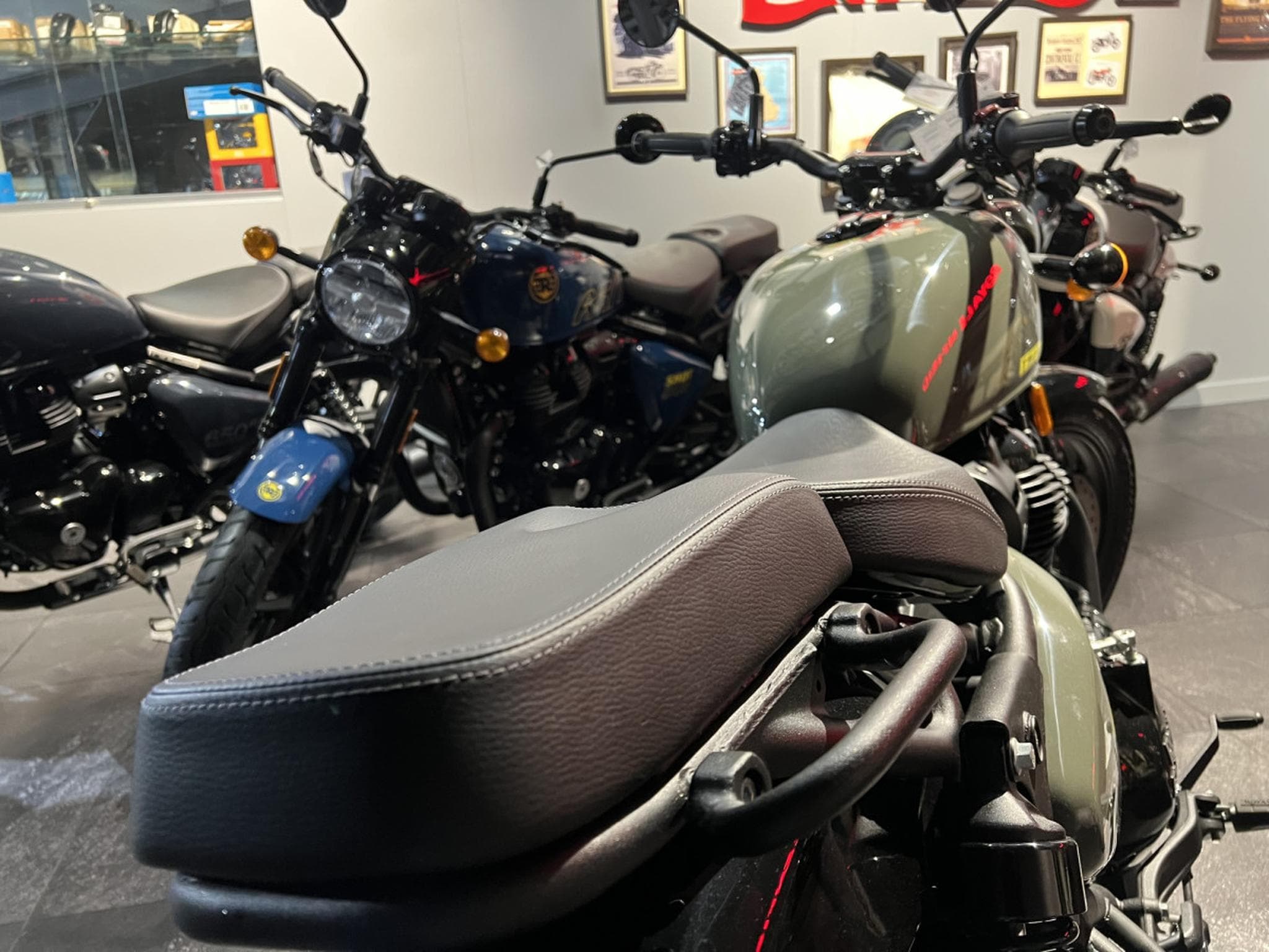 Royal Enfield Shotgun 650 green drill (2024) - Foto 4