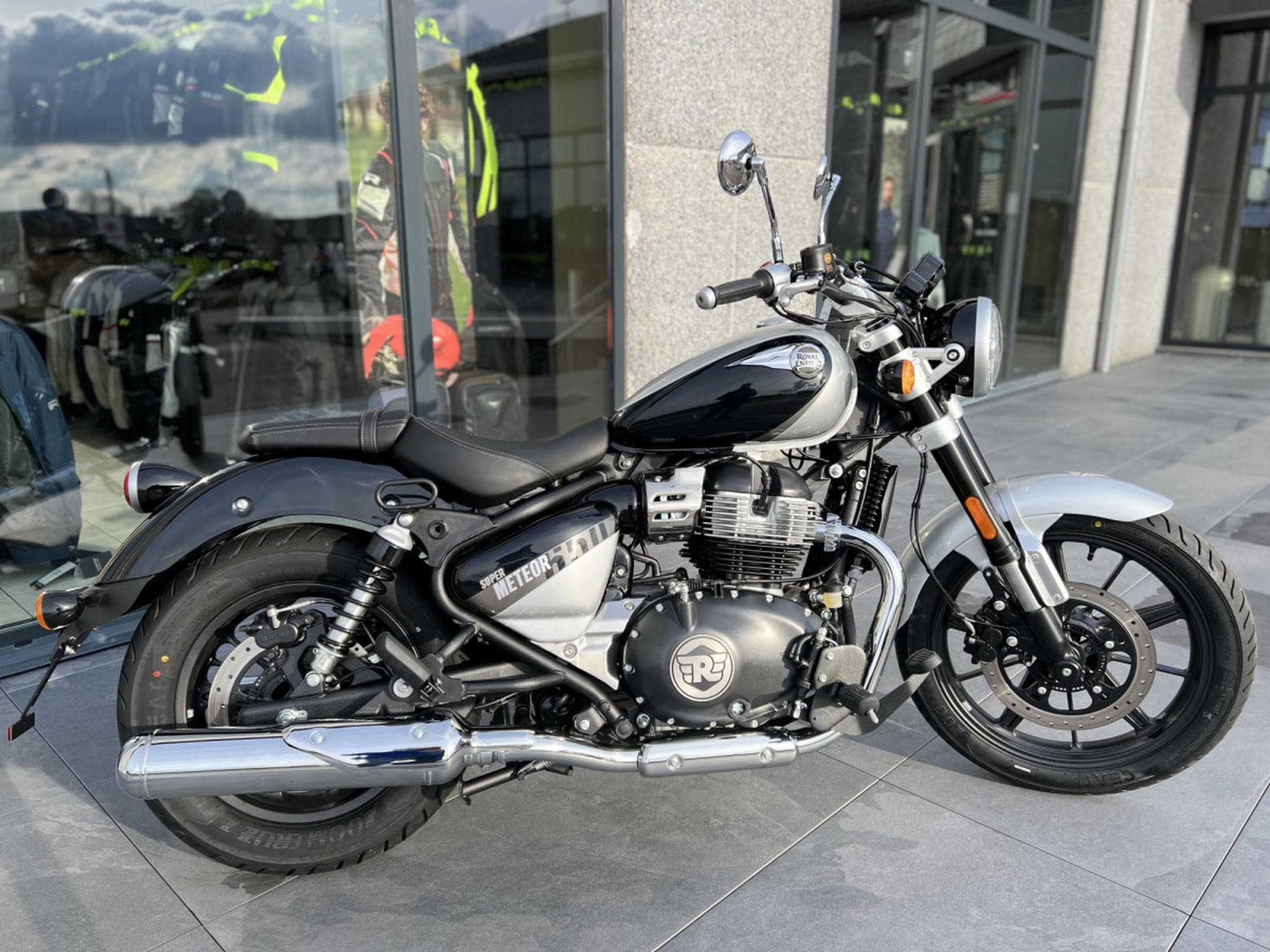 Royal Enfield Meteor Gris Interstellaire (2024) - Photo 1