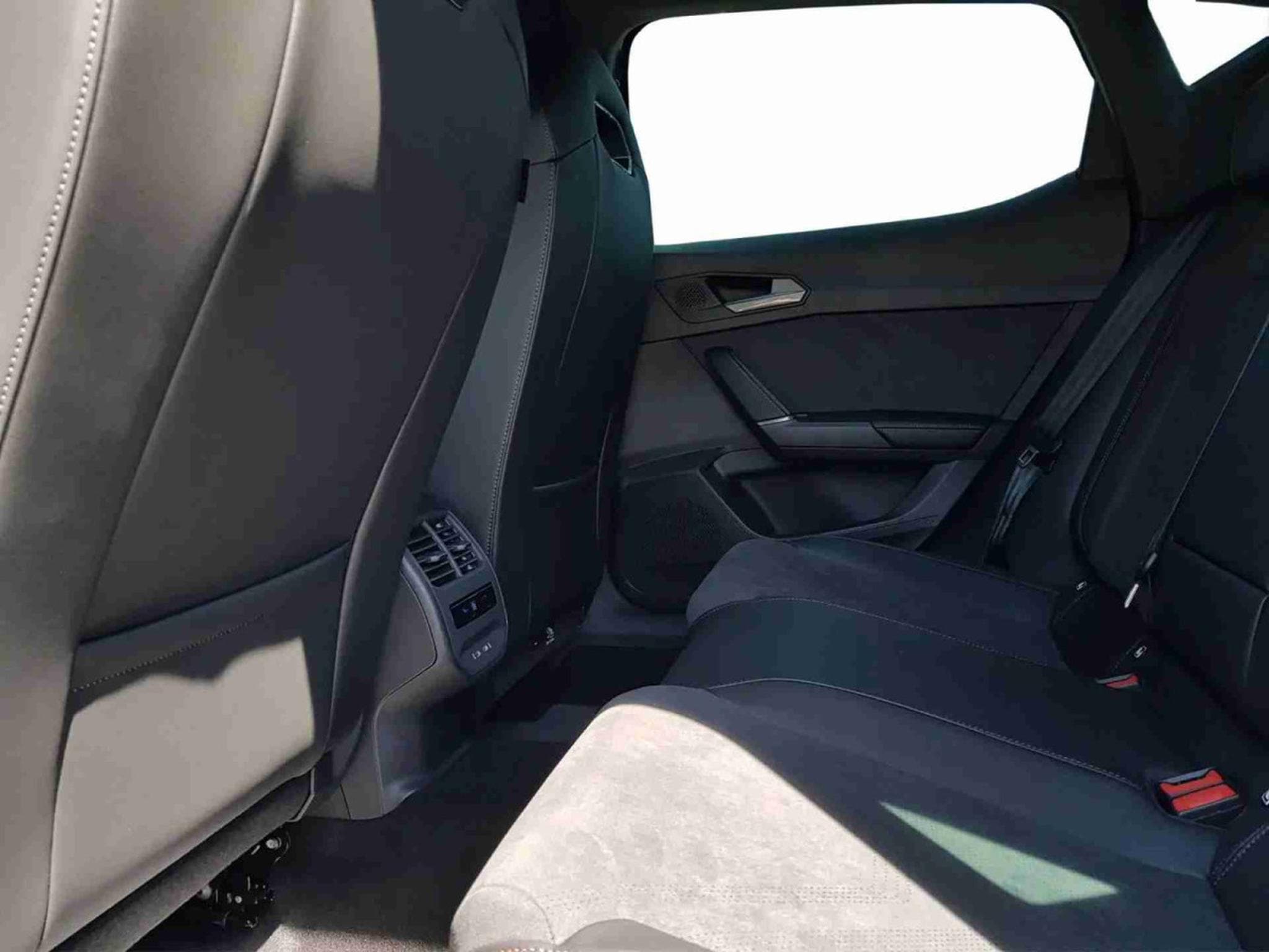 Cupra Leon 1.5 eTSI 150 DSG (2025) - Photo 8