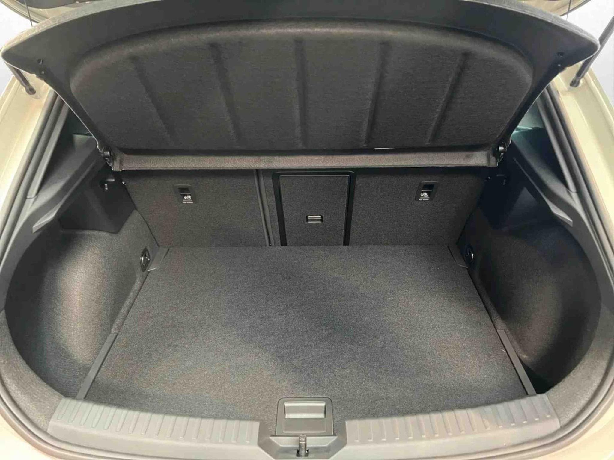 Cupra Leon 1.5 eTSI 150 DSG (2025) - Photo 16