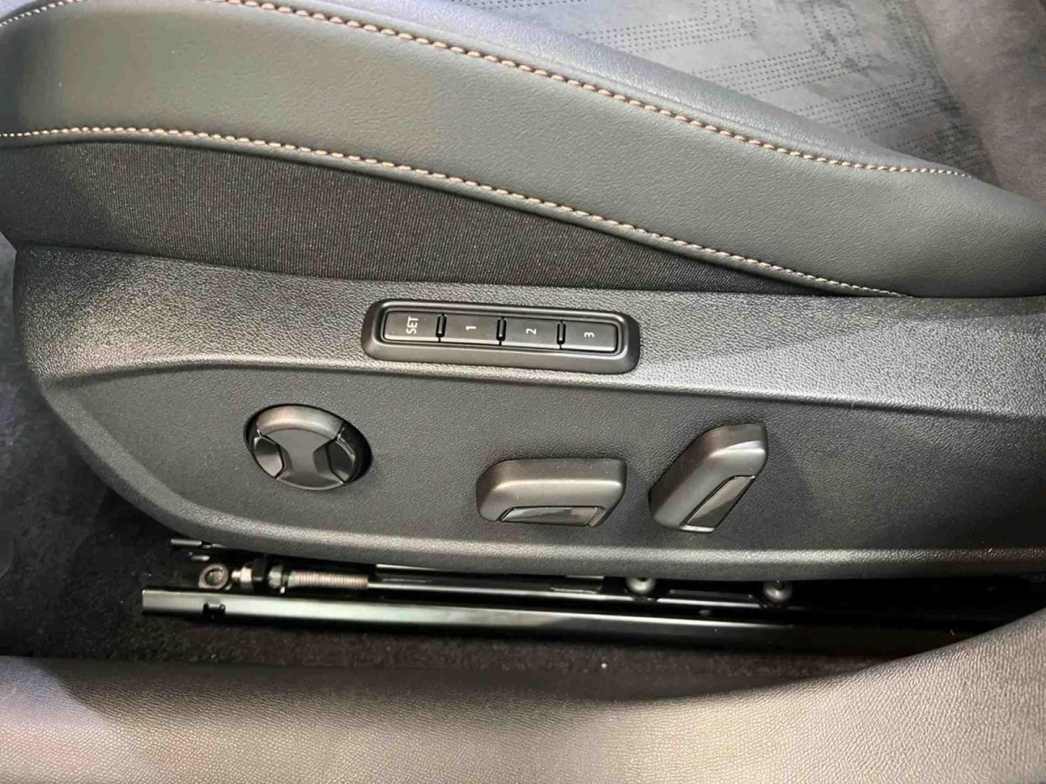 Cupra Leon 1.5 eTSI 150 DSG (2025) - Photo 17