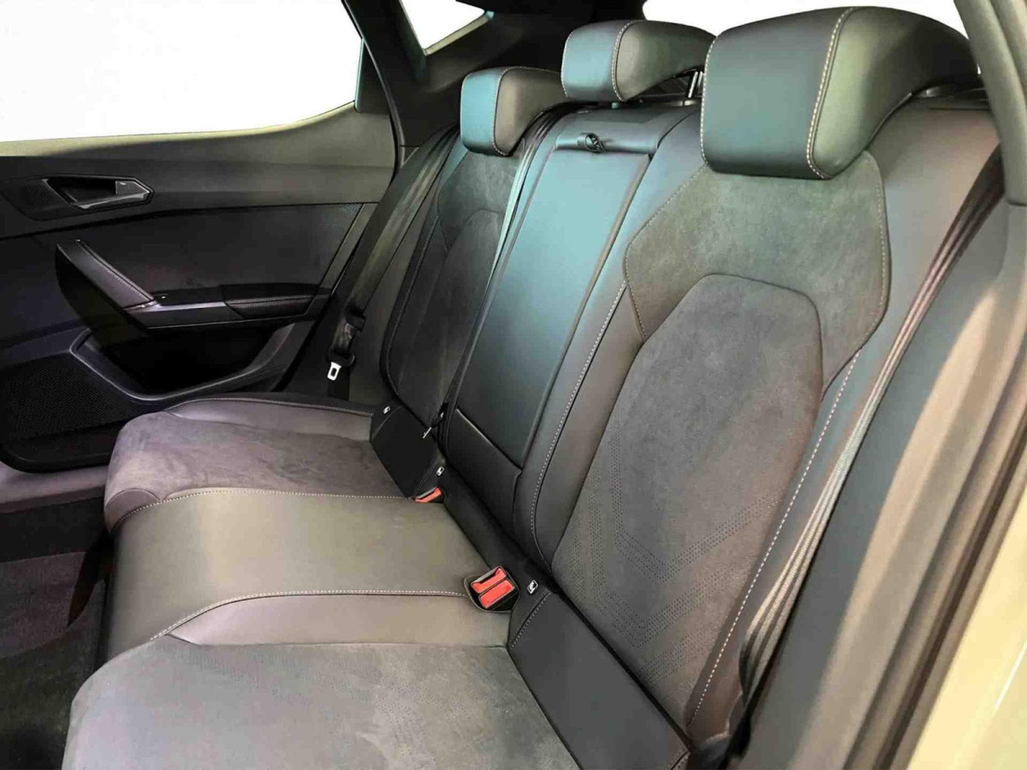 Cupra Leon 1.5 eTSI 150 DSG (2025) - Photo 9