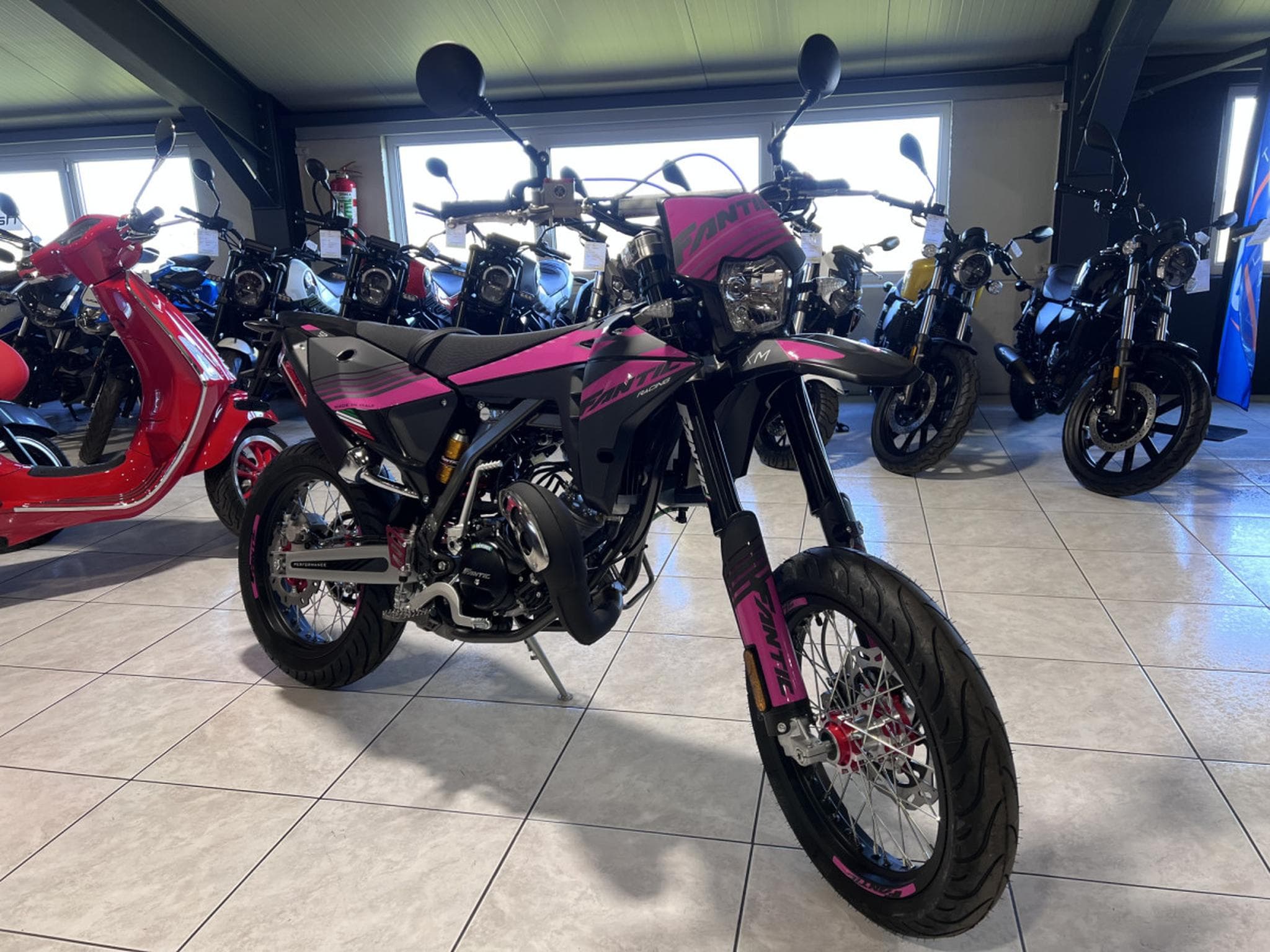 Fantic Motard PERFORMANCE 2T (2024) - Photo 7