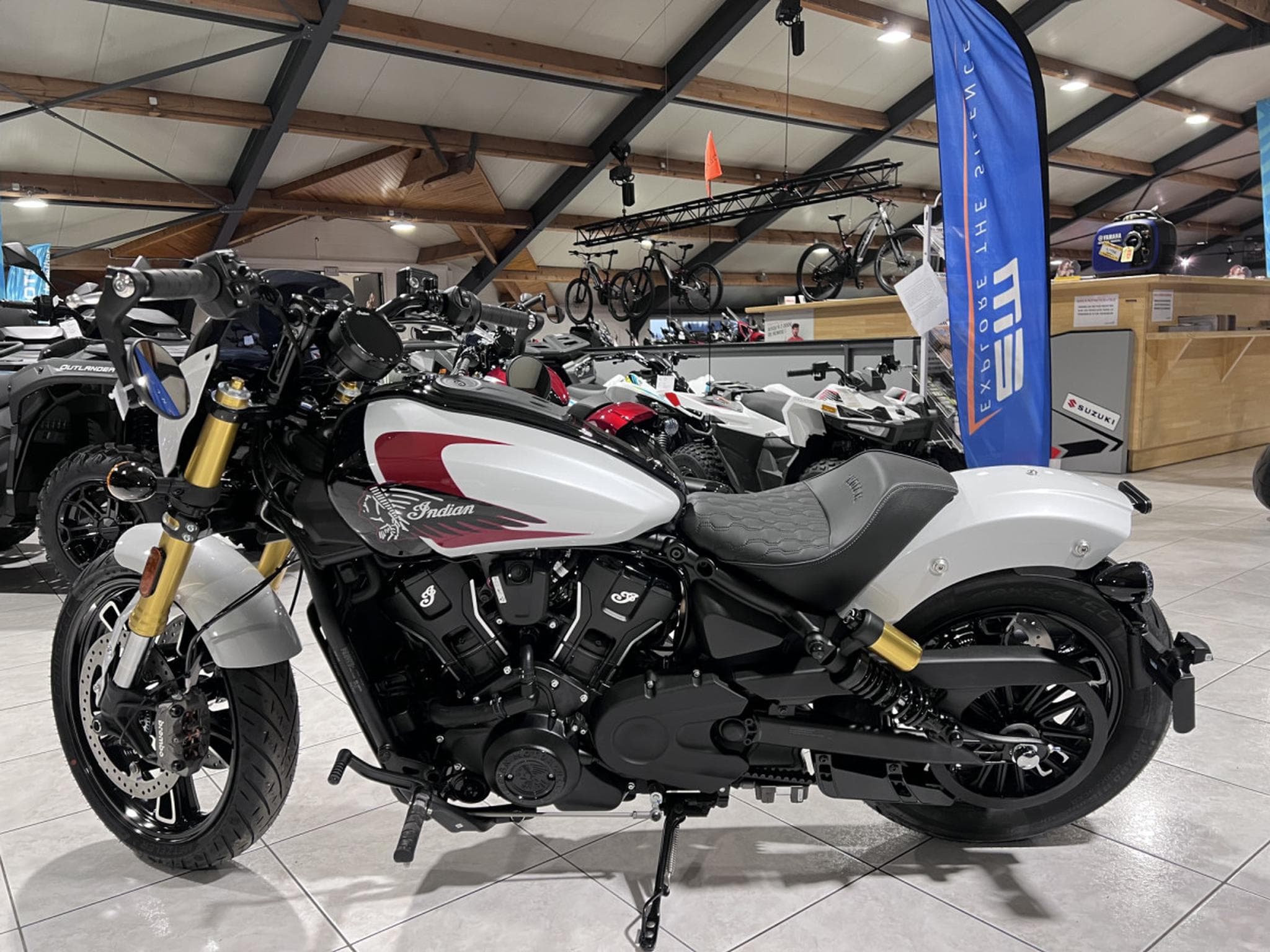 Indian 101 Scout Classic Ltd + Tech White  Metallic  w/ graphics (2026) - Foto 4