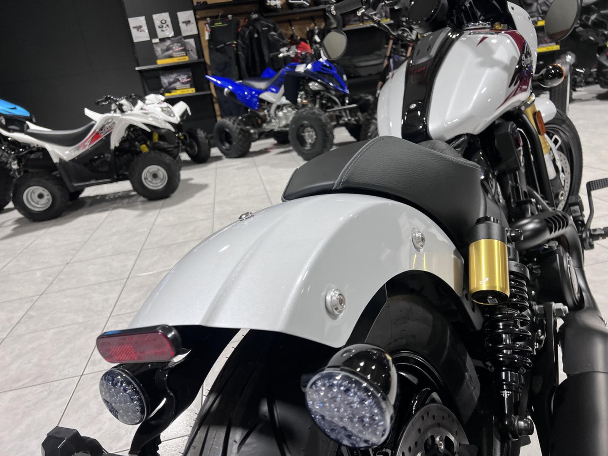 Indian 101 Scout Classic Ltd + Tech White  Metallic  w/ graphics (2026) - Foto 5