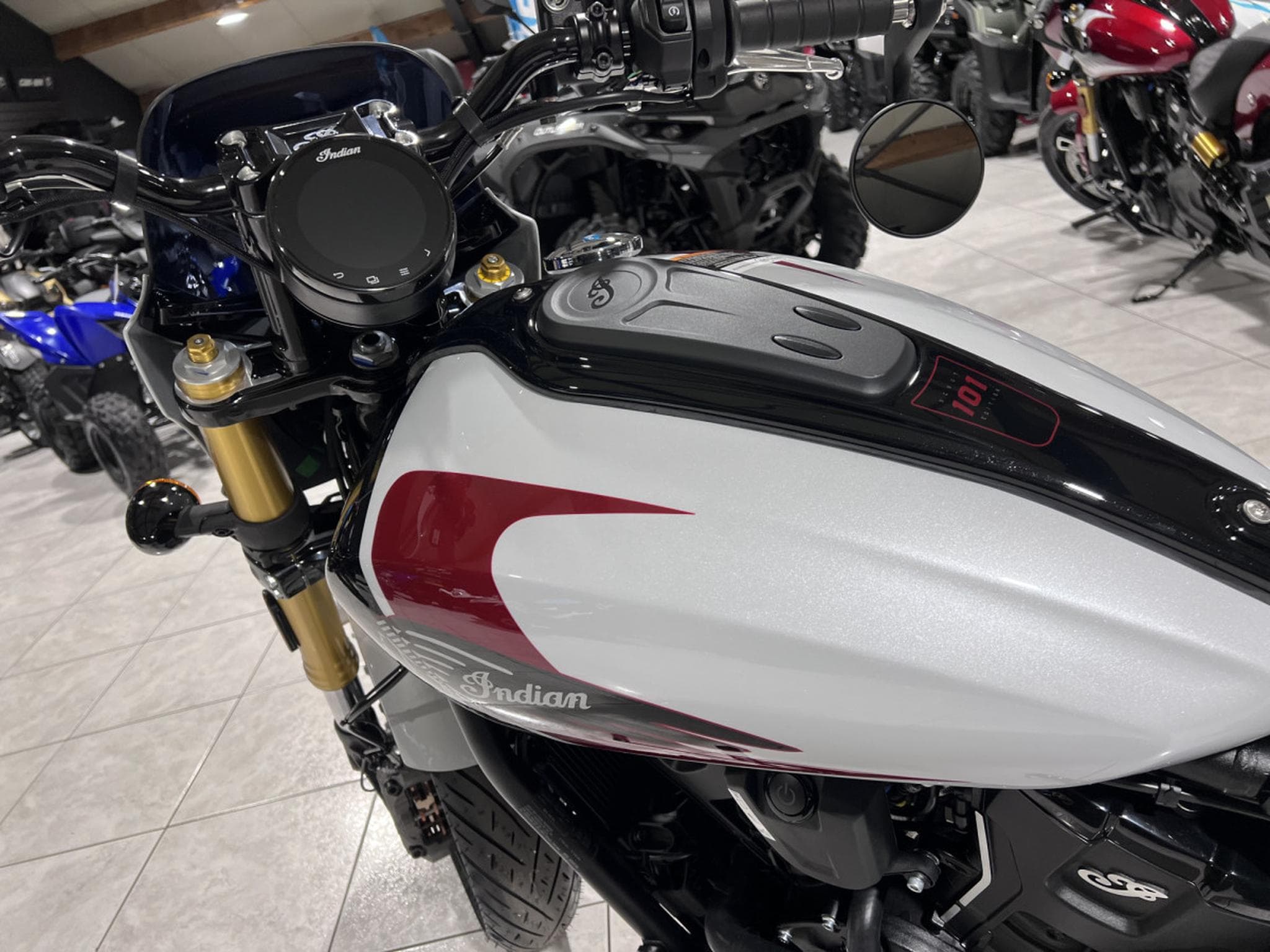 Indian 101 Scout Classic Ltd + Tech White  Metallic  w/ graphics (2026) - Foto 6