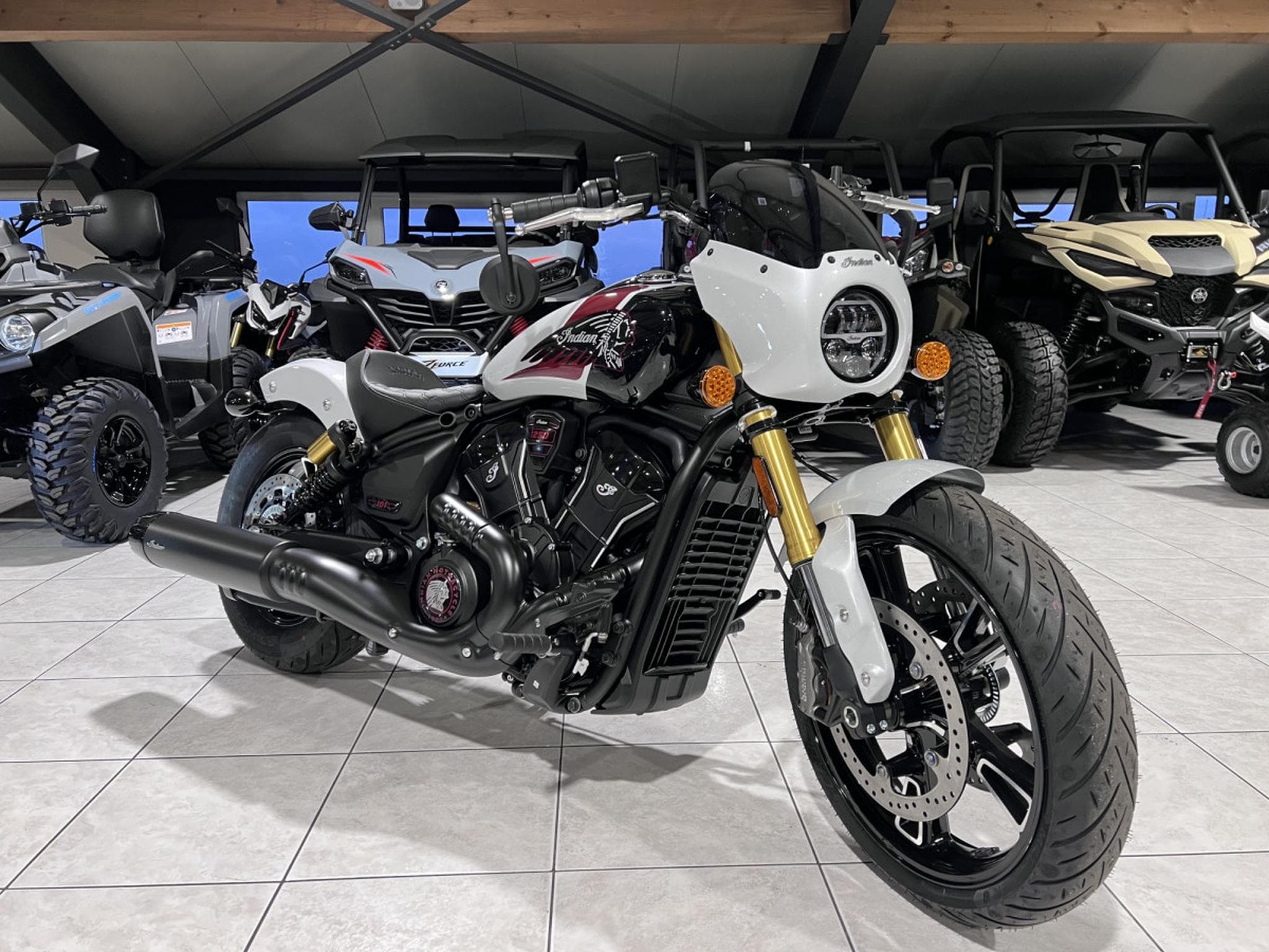 Indian 101 Scout Classic Ltd + Tech White  Metallic  w/ graphics (2026) - Foto 7